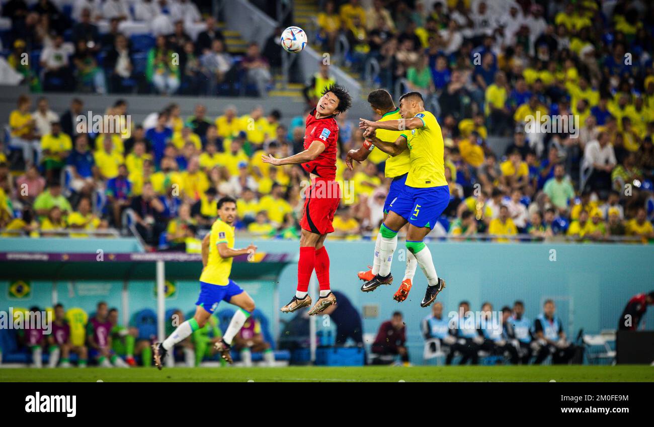 Doha, Qatar. 5th Dec, 2022. GUE-Sung Cho (Corea), Casemiro (Brasilien) Brasile - Corea Repubblica Brasilien - Coppa del mondo Südkorea 2022 in Qatar 05.12.202 Foto Stock