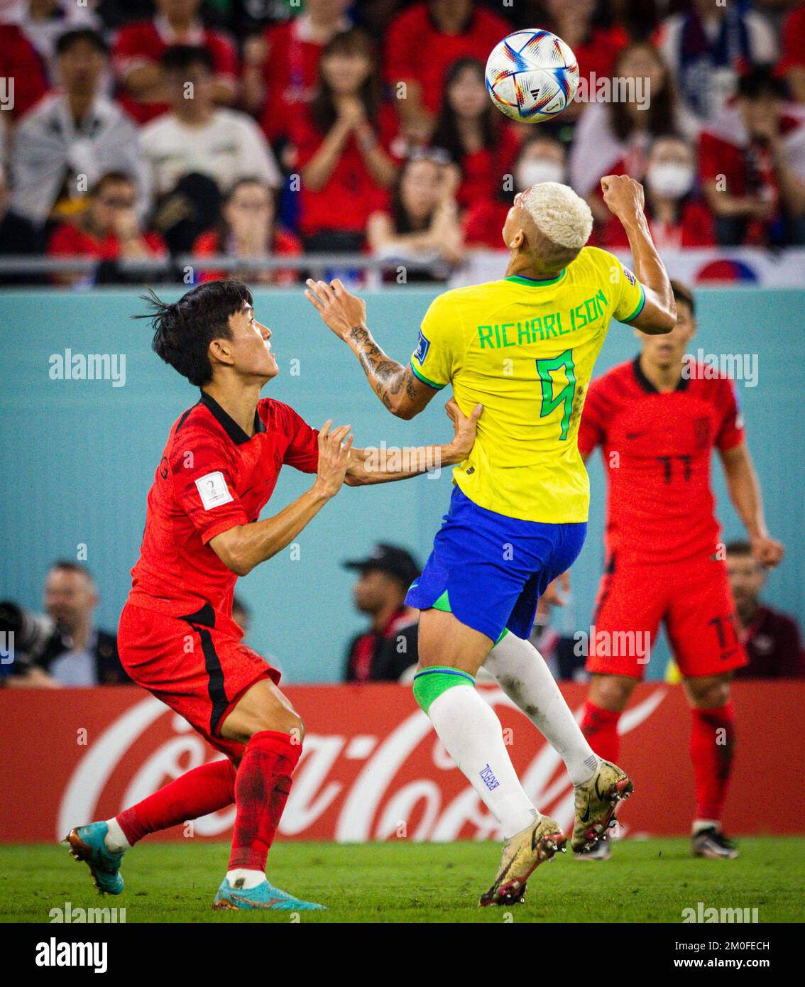 Doha, Qatar. 5th Dec, 2022. In-beom Hwang (Corea), Richarlison (Brasilien) Brasile - Corea Repubblica Brasilien - Südkorea Coppa del mondo 2022 in Qatar 05,12 Foto Stock