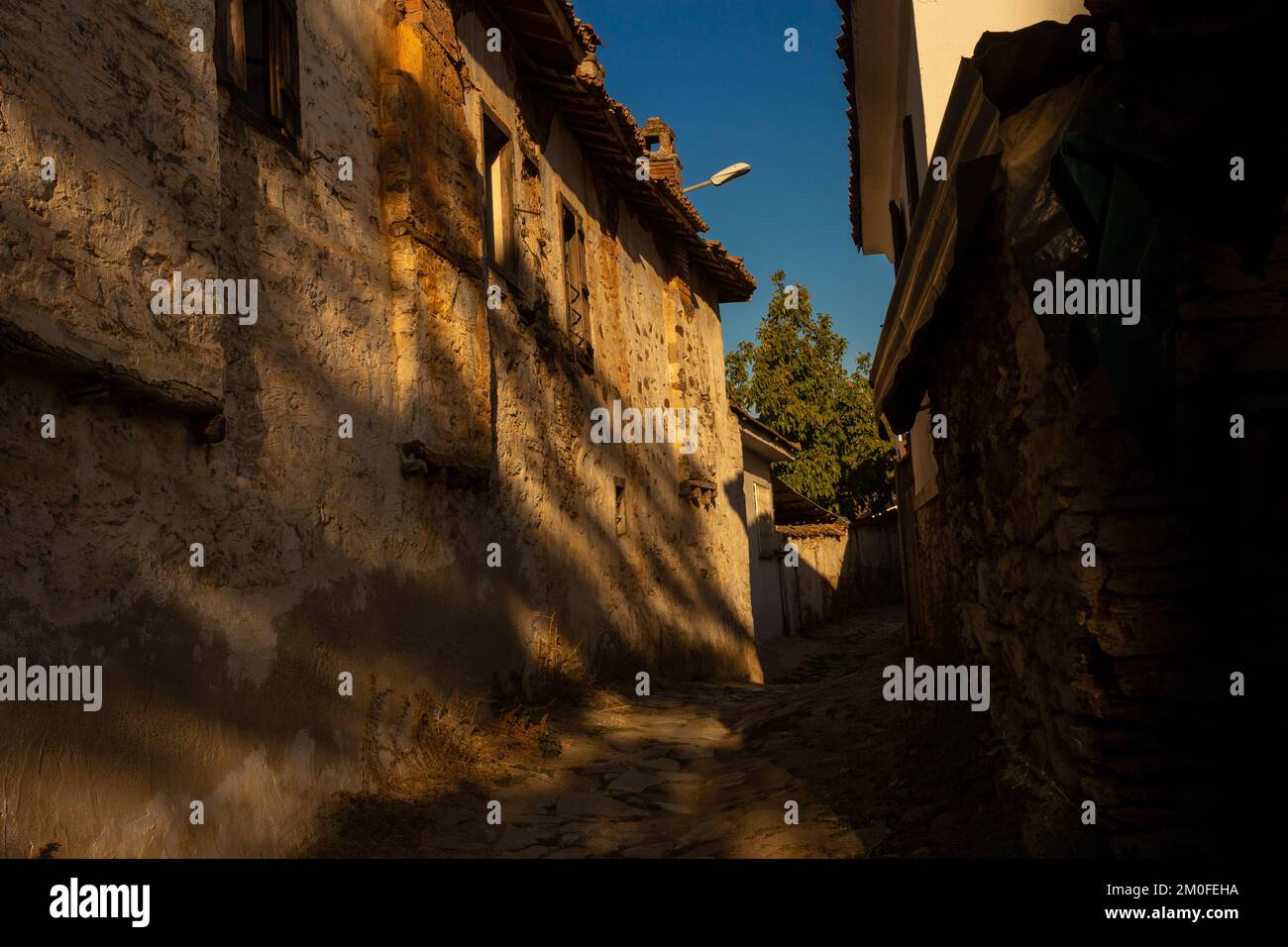 Vecchia strada e vecchie case del Sirince Village a Izmir, Turchia Foto Stock