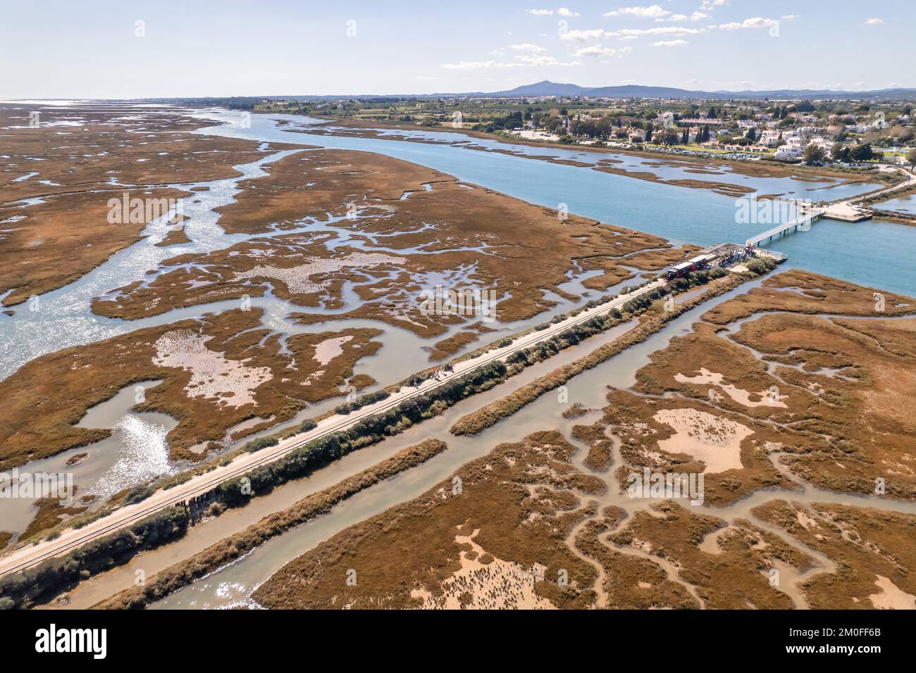Veduta aerea del treno retrò per la spiaggia di Barrel in Algarve, Portogallo Foto Stock