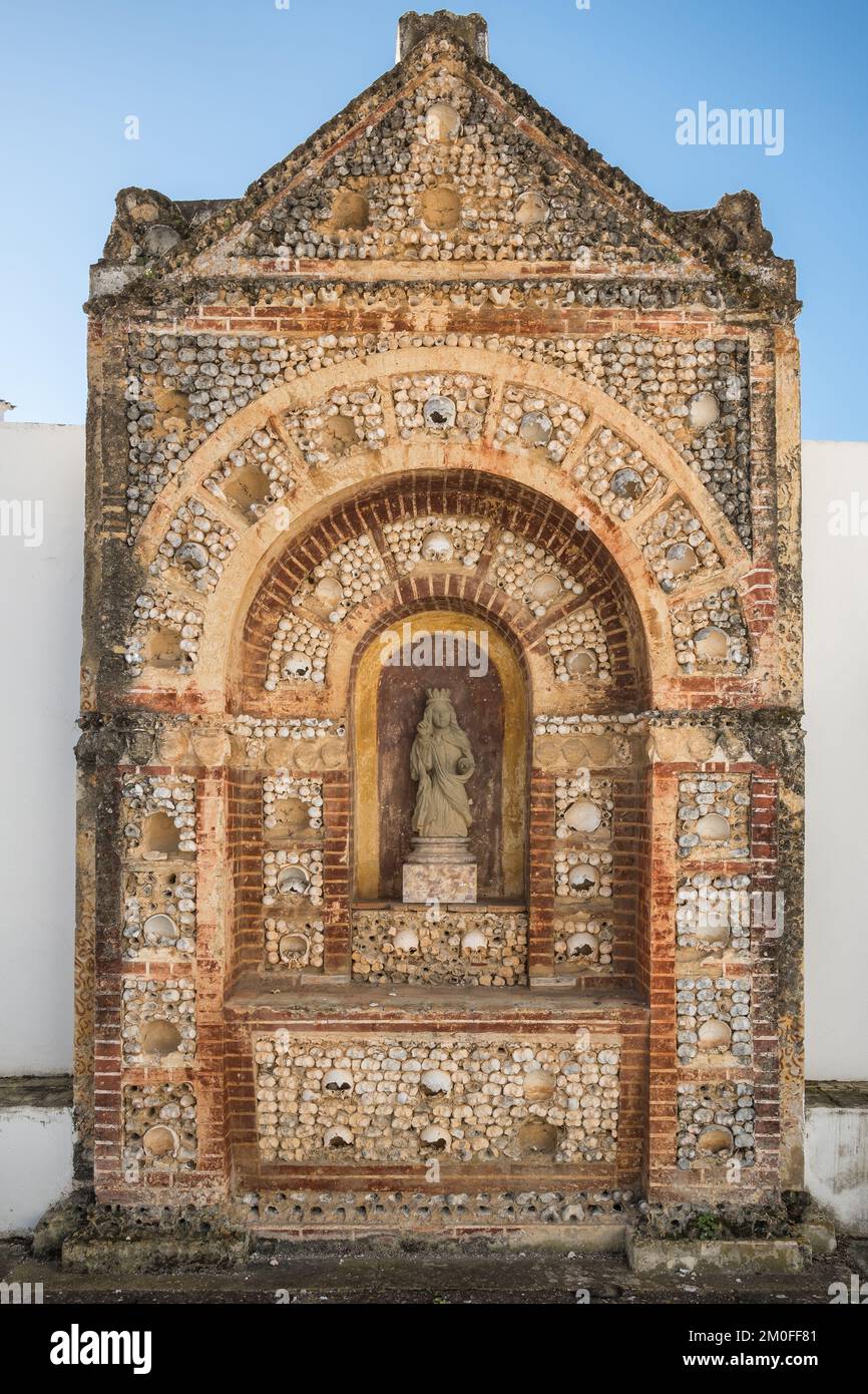 Altare fatto di ossa umane e teschi all'interno della chiesa di Santa Maria a Faro, Portogallo Foto Stock