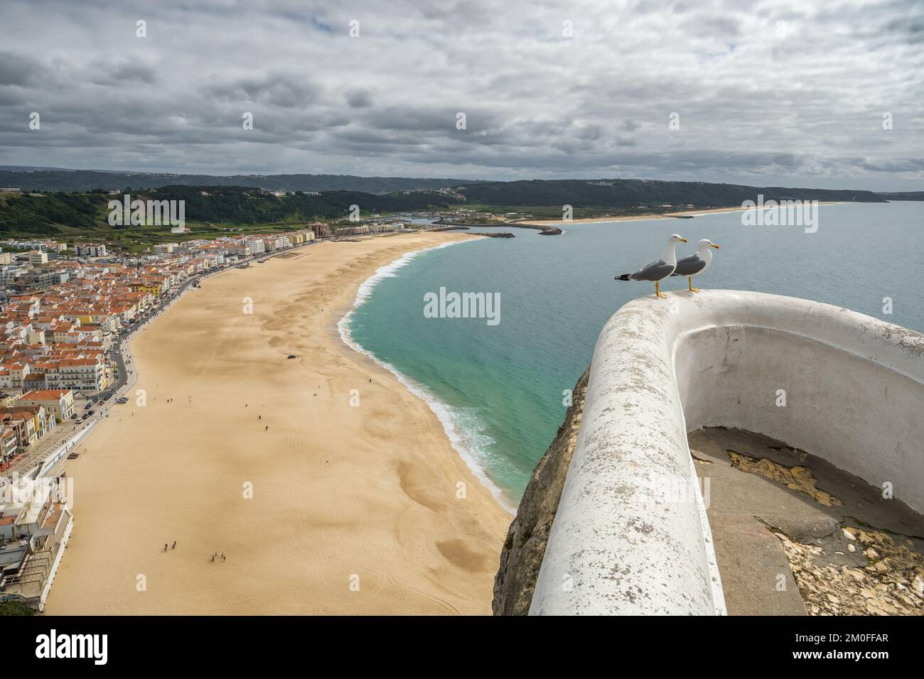 Due gabbiani riposano sul punto di vista della bellissima città nazista con una grande spiaggia vuota. Foto Stock