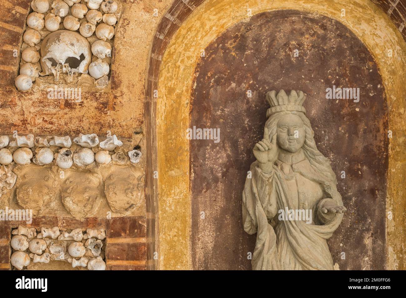 Altare fatto di ossa umane e teschi all'interno della chiesa di Santa Maria a Faro, Portogallo Foto Stock
