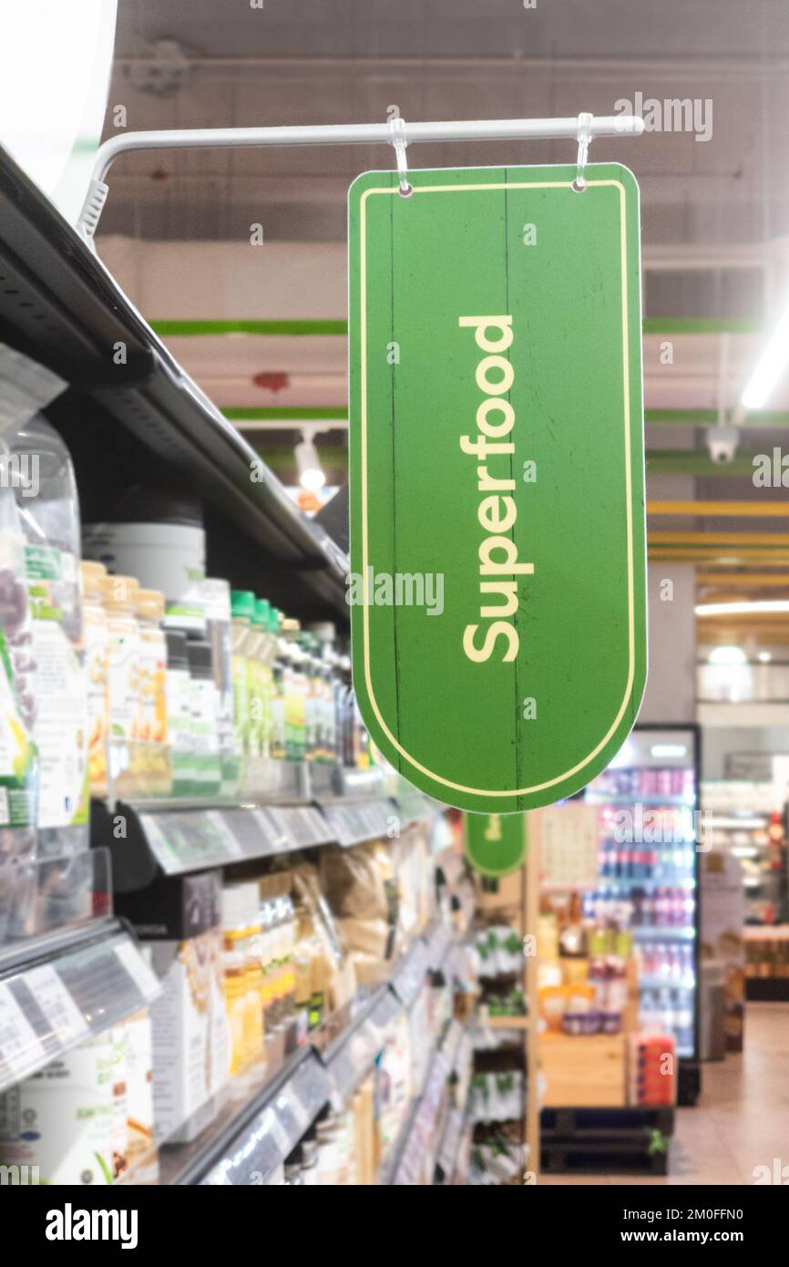 Segnaletica parola di Superfood nel supermercato navata della drogheria Foto Stock