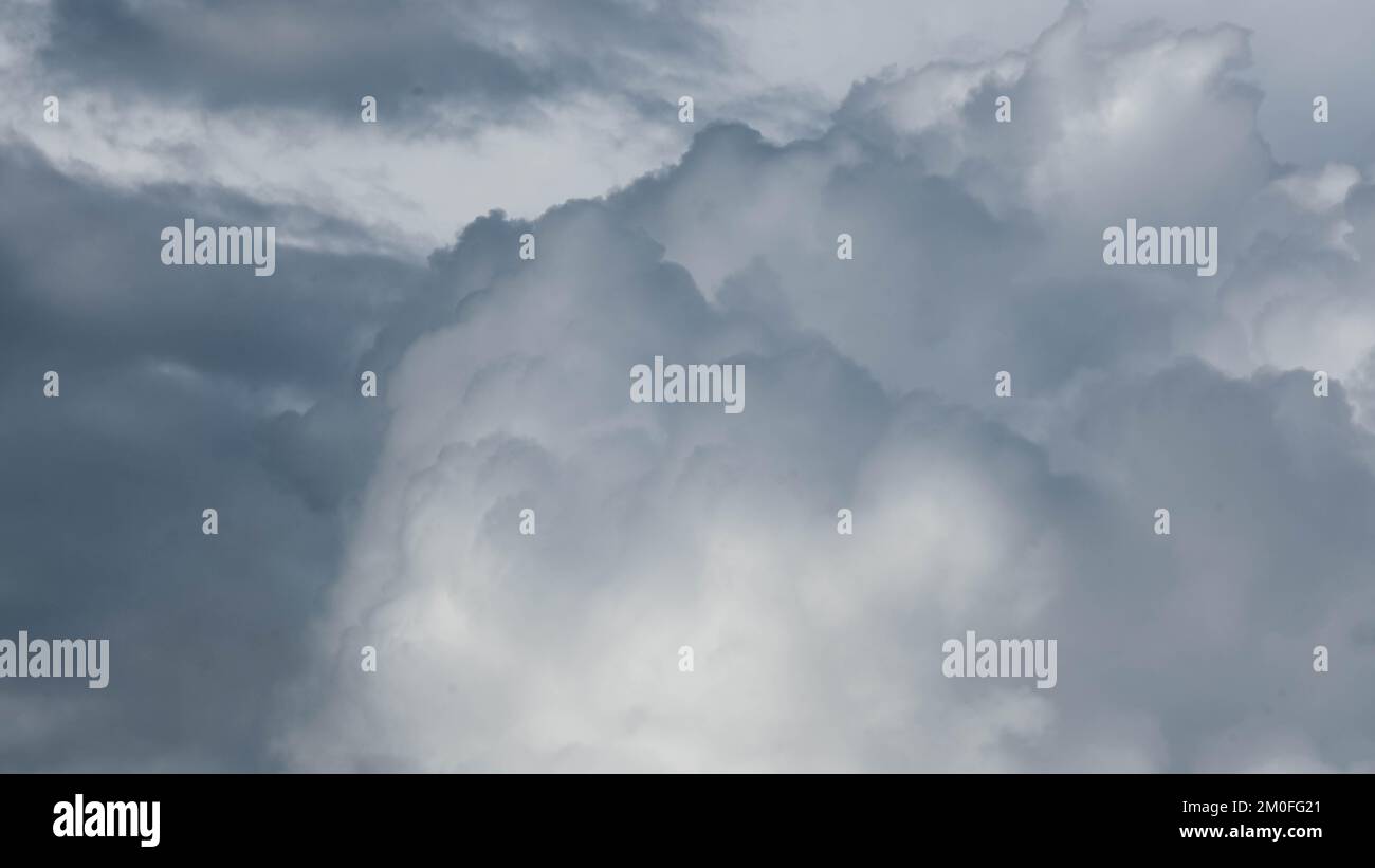 Il tempo del cielo e delle nuvole scure. Nuvole tempesta grigio scuro. Natura tempo di cielo scuro. Paesaggio della natura sfondo in movimento. Foto Stock