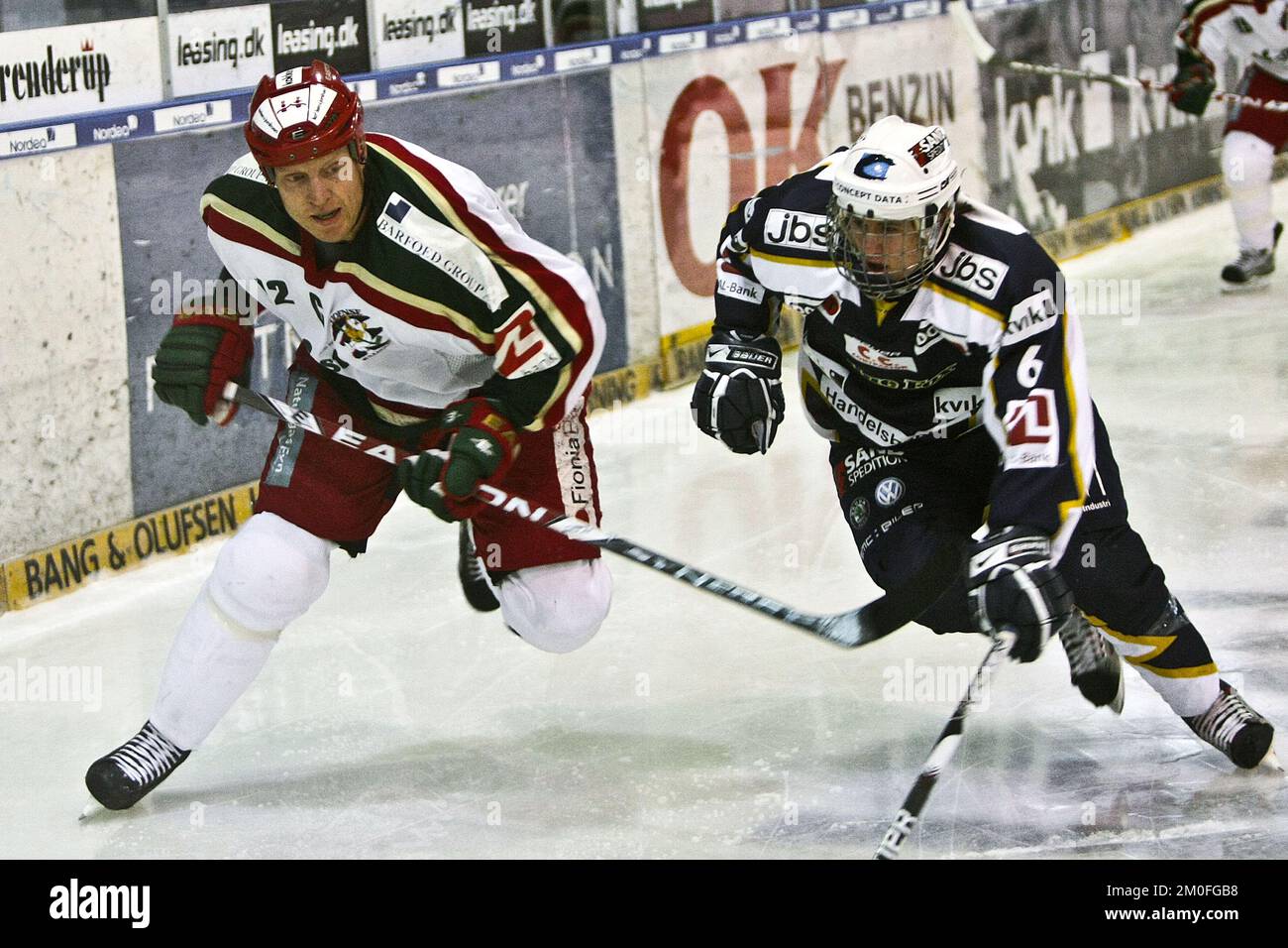 Odense's Mads True (a sinistra), combattendo contro Martin Rahbek di Herning, mentre Herning Blue Fox giocava a Odense Bulldogs nella lega al Bank. Foto Stock