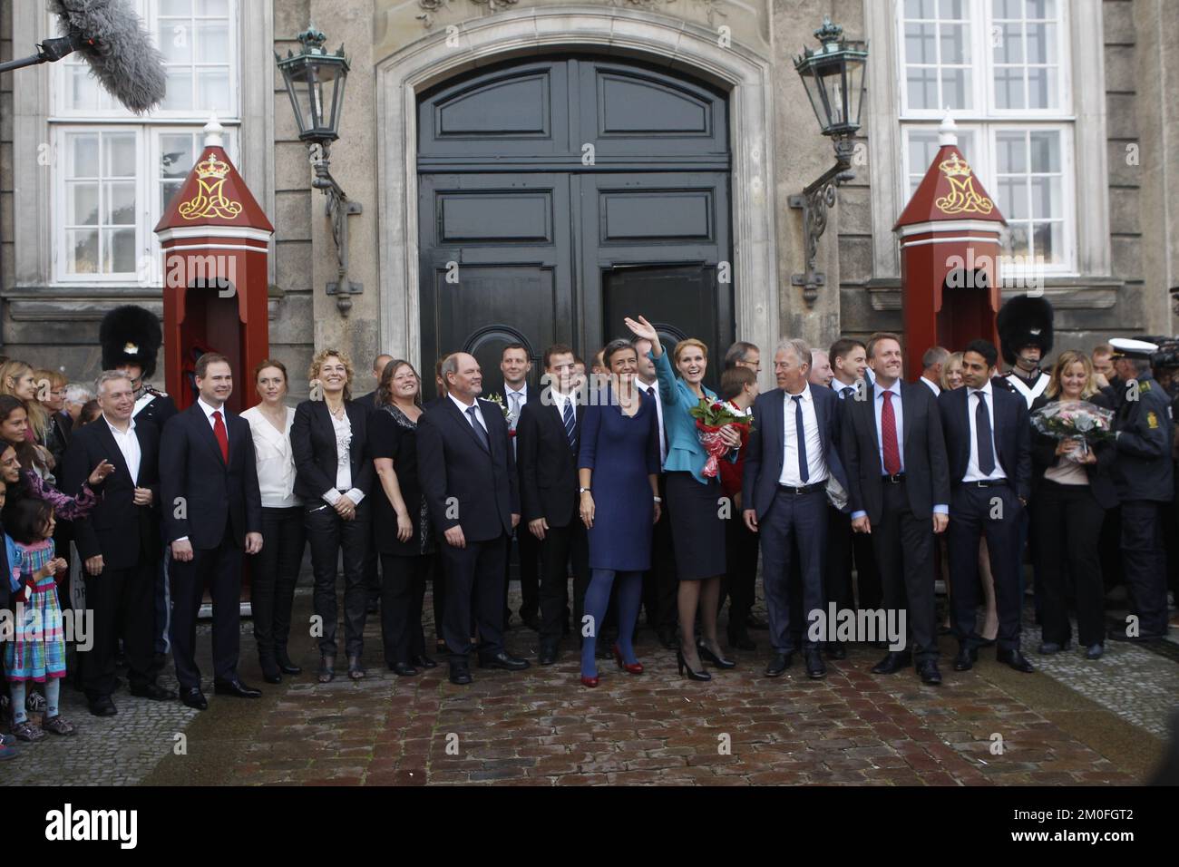 POLFOTO 03.10.2011 il nuovo primo Ministro danese Helle Thorning-Schmidt ha presentato oggi lunedì 3rd i suoi ministri alla Regina Margrethe di Danimarca. Di ottobre dopo più di due settimane di contrattazione dura. Sono stati presentati 23 ministri - 11 dei socialdemocratici, 6 ciascuno per i socialliberali e il Partito popolare socialista. FOTOGRAFO PETER HOVE OLESEN / POLFOTO Foto Stock