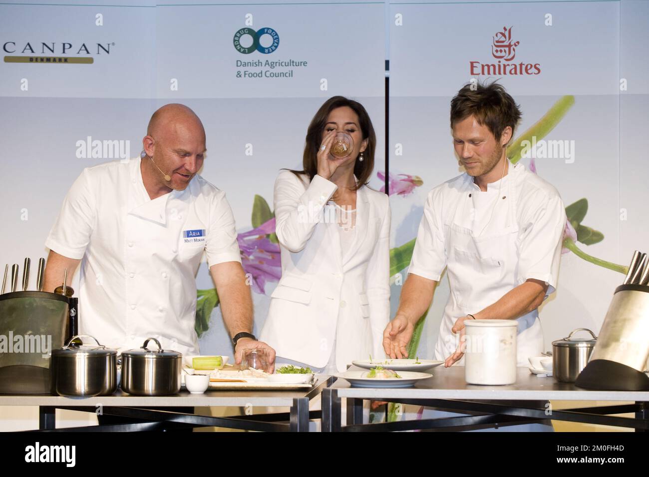 La principessa danese Mary aiuta lo chef australiano Matt Moran e lo chef danese Rasmus Kofoed durante la dimostrazione della gastronomia danese del Danish Agriculture and Food Council a Melbourne, Australia, mercoledì 23 novembre 2011. FOTOGRAFO SISSE STROYER / POLFOTO Foto Stock