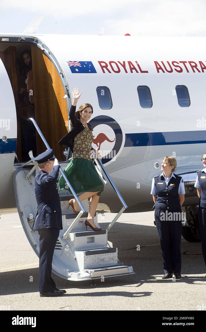 La principessa della corona danese Mary visita la base di servizio Royal Flying Doctor a Broken Hill, Australia venerdì 25 novembre 2011. FOTOGRAFO SISSE STROYER/POLFOTO/POOL Foto Stock