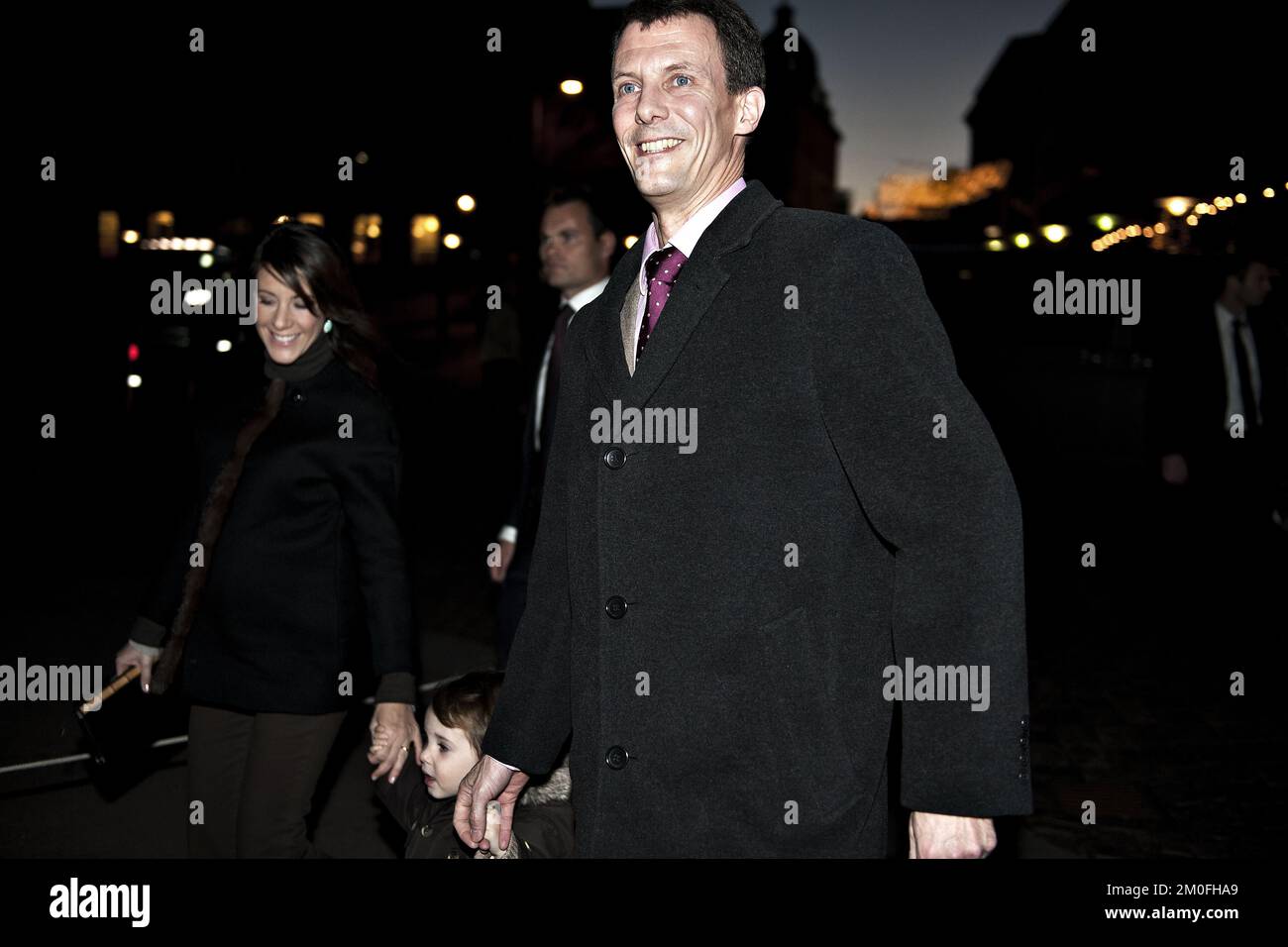 Polfeto 24-12-2011 la vigilia di Natale, 24th dicembre. La regina Margrethe, il principe Consort Henrik, il principe ereditario Frederik e la principessa ereditaria Maria con i loro due figli maggiori, il principe cristiano e la principessa Isabella, hanno partecipato ad una messa ad Aarhus Domkirke. Erano presenti anche il Principe Gioacchino e la Principessa Maria. FOTOGRAFO ANITA GRAVERSEN / POLFOTO Foto Stock