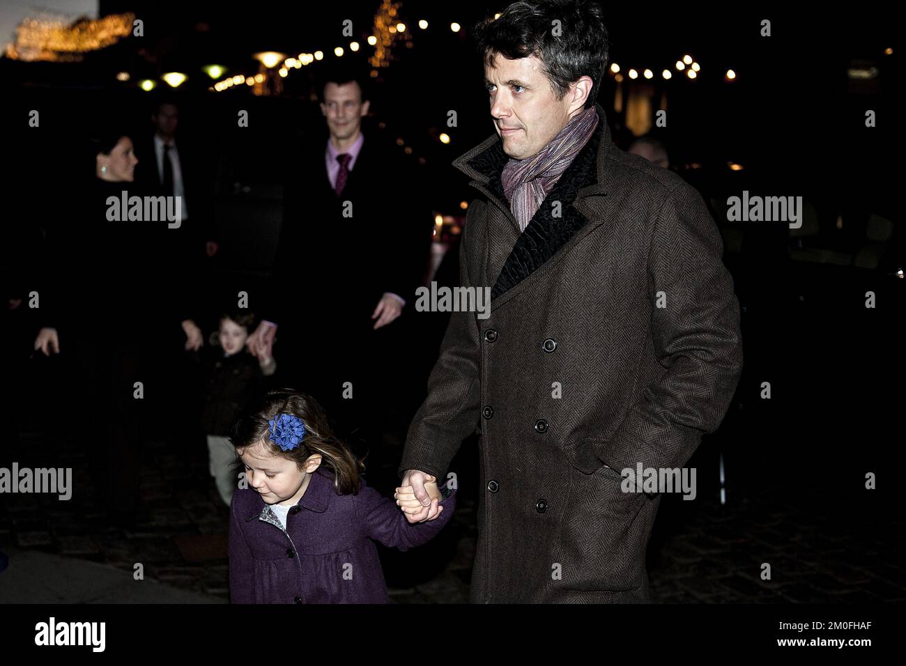 Polfeto 24-12-2011 la vigilia di Natale, 24th dicembre. La regina Margrethe, il principe Consort Henrik, il principe ereditario Frederik e la principessa ereditaria Maria con i loro due figli maggiori, il principe cristiano e la principessa Isabella, hanno partecipato ad una messa ad Aarhus Domkirke. Erano presenti anche il Principe Gioacchino e la Principessa Maria. FOTOGRAFO ANITA GRAVERSEN / POLFOTO Foto Stock