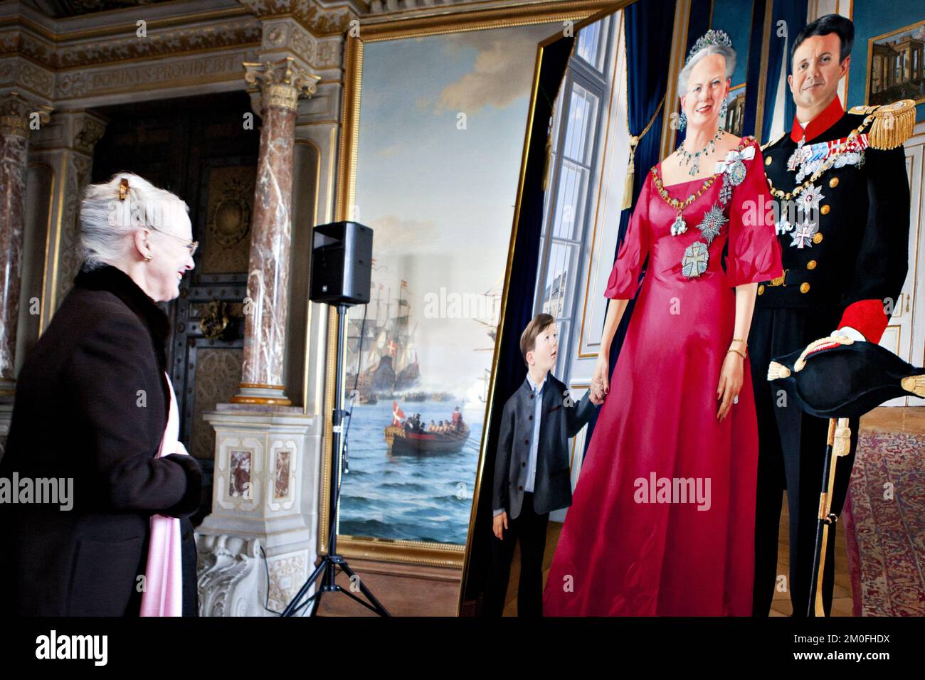 Mostra al Castello di Frederiksborg a HillerÃ¸d per celebrare il 40° anniversario della Regina MargretheÂ come reggente. In questa occasione fu rivelato un nuovo ritratto della Regina, dipinto da Niels StrÃ¸bek. La regina Margrethe ha partecipato all'apertura di mercoledì 11th gennaio. Con il Principe Consort Henrik, il Principe ereditario Frederik, la Principessa ereditaria Maria e il Principe Cristiano. FOTOGRAFO STINE BIDSTRUP / POLFOTO Foto Stock