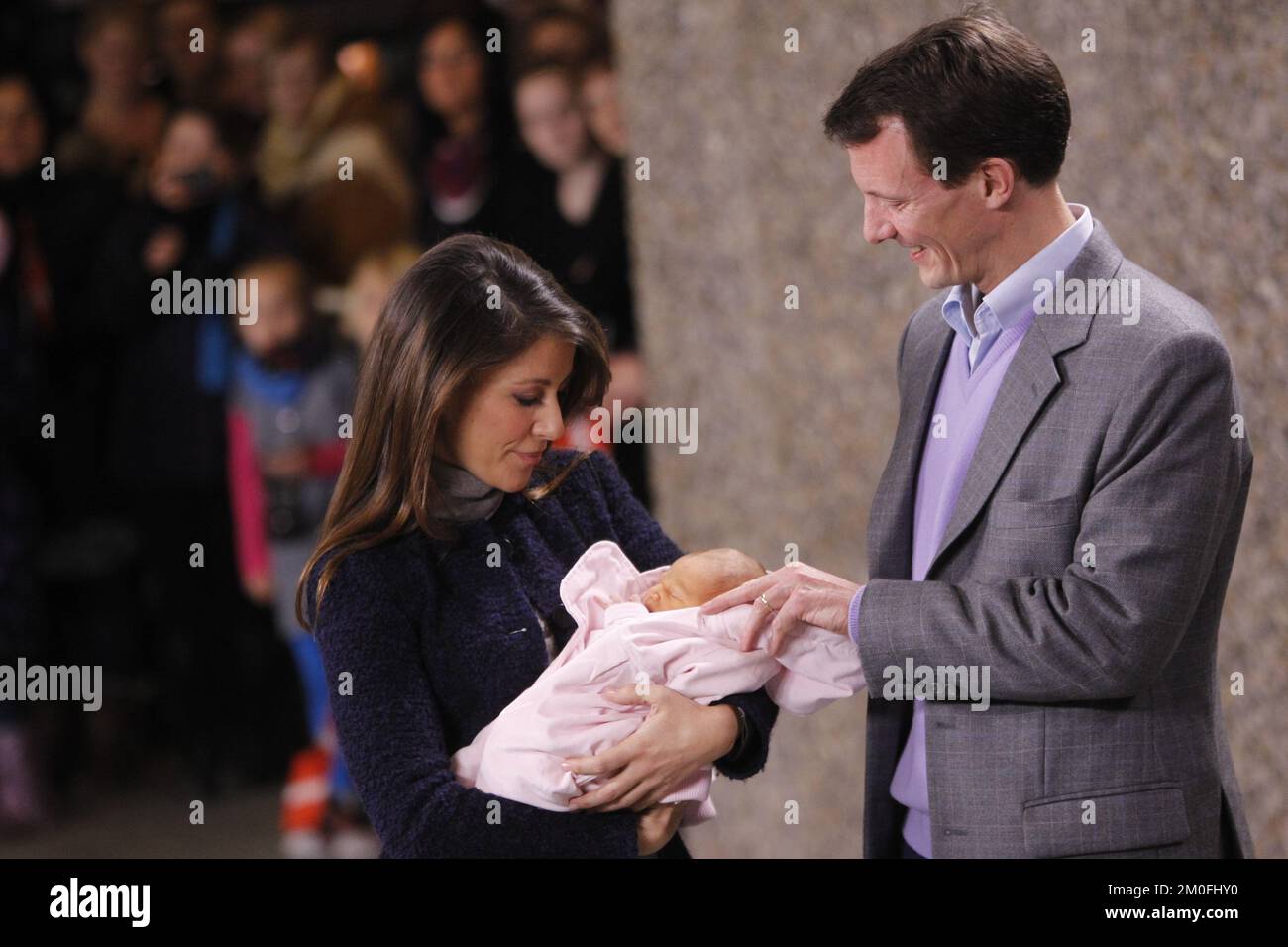 Il principe Joachim e la principessa Marie lasciarono Rigshospitalet oggi, venerdì 27th. Di gennaio con la loro principessa neonato. È la seconda figlia della coppia e la loro prima figlia. La nuova principessa è il numero 10 in successione al trono. (Oliano) Foto Stock