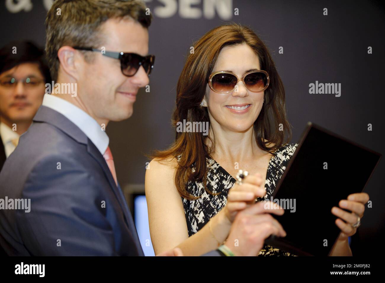 Il principe ereditario danese Frederik e la principessa ereditaria Mary visitano un grande magazzino a Seoul, Corea del Sud, martedì 15 maggio 2012. FOTOGRAFO KLAVS BO CHRISTENSEN / POLFOTO Foto Stock