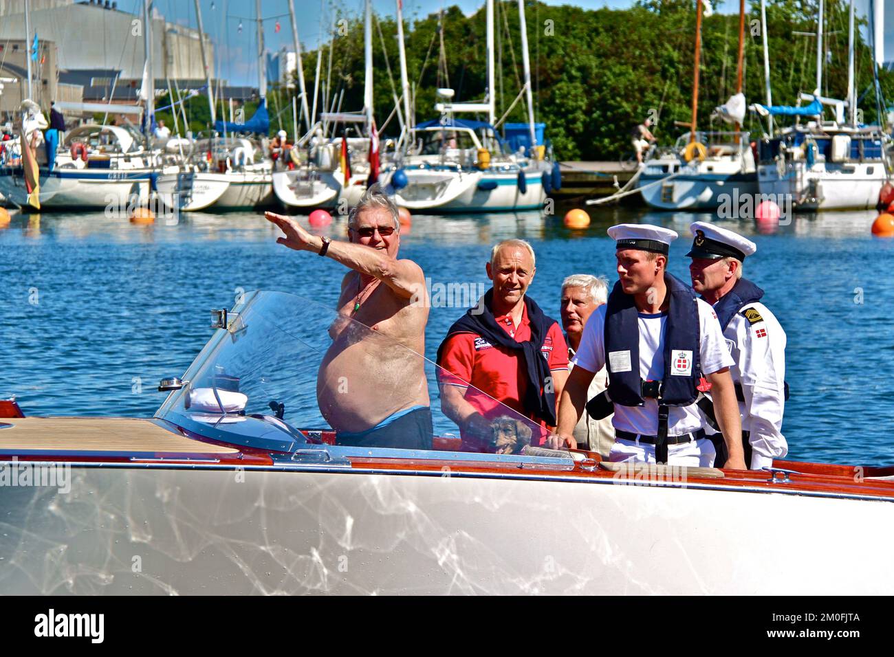 ESCLUSIVA: Il Principe Consort Henrik si diverte durante il Copenhagen Jazz Festival, con una birra in barca a Langelinie, nel porto di Copenhagen, domenica 8th luglio. 2012. FOTOGRAFO OLE BO JENSEN / POLFOTO Foto Stock