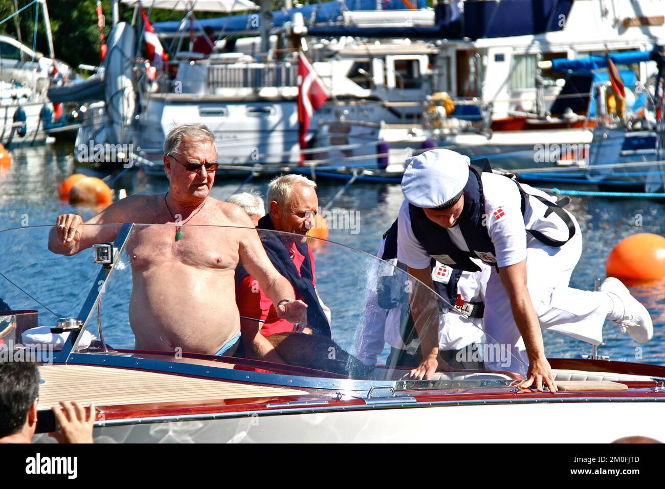 ESCLUSIVA: Il Principe Consort Henrik si diverte durante il Copenhagen Jazz Festival, con una birra in barca a Langelinie, nel porto di Copenhagen, domenica 8th luglio. 2012. FOTOGRAFO OLE BO JENSEN / POLFOTO Foto Stock