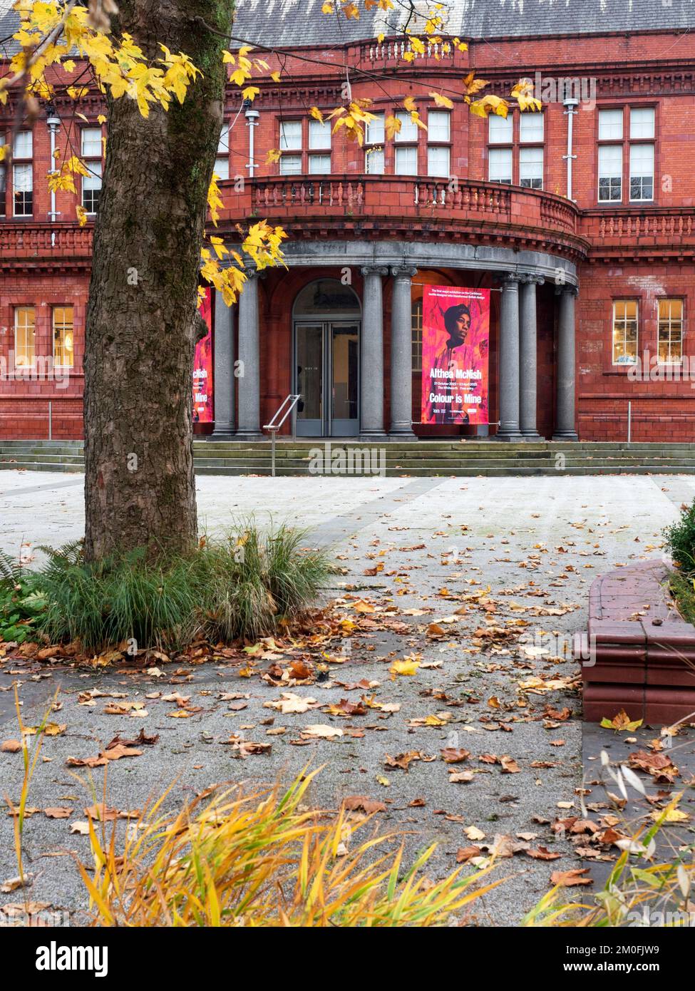 Di fronte alla galleria d'arte Whitworth in autunno Manchester Inghilterra Foto Stock