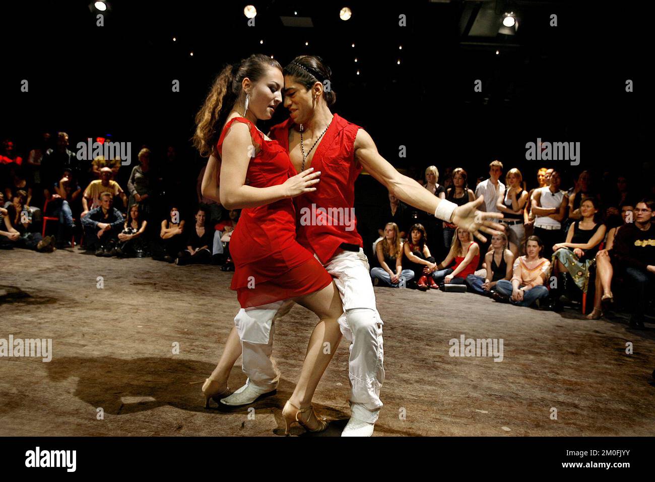 I ballerini tedeschi Jessica e Cesar vengono raffigurati durante i Campionati nordici di salsa cubana in Danimarca. Foto Stock
