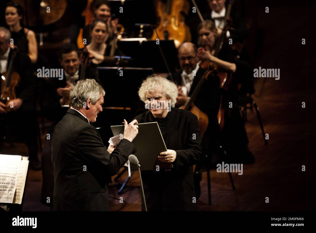 Il direttore d'orchestra britannico della Berliner Philharmonic, Sir Simon Rattle, riceve uno dei più grandi premi del mondo della musica danese, il Leonie Sonning Music Prize di 600,000 DKK, il sabato 01-02-13, nella sala concerti della televisione danese. FOTOGRAFO DITTE VALENTE / POLFOTO Foto Stock