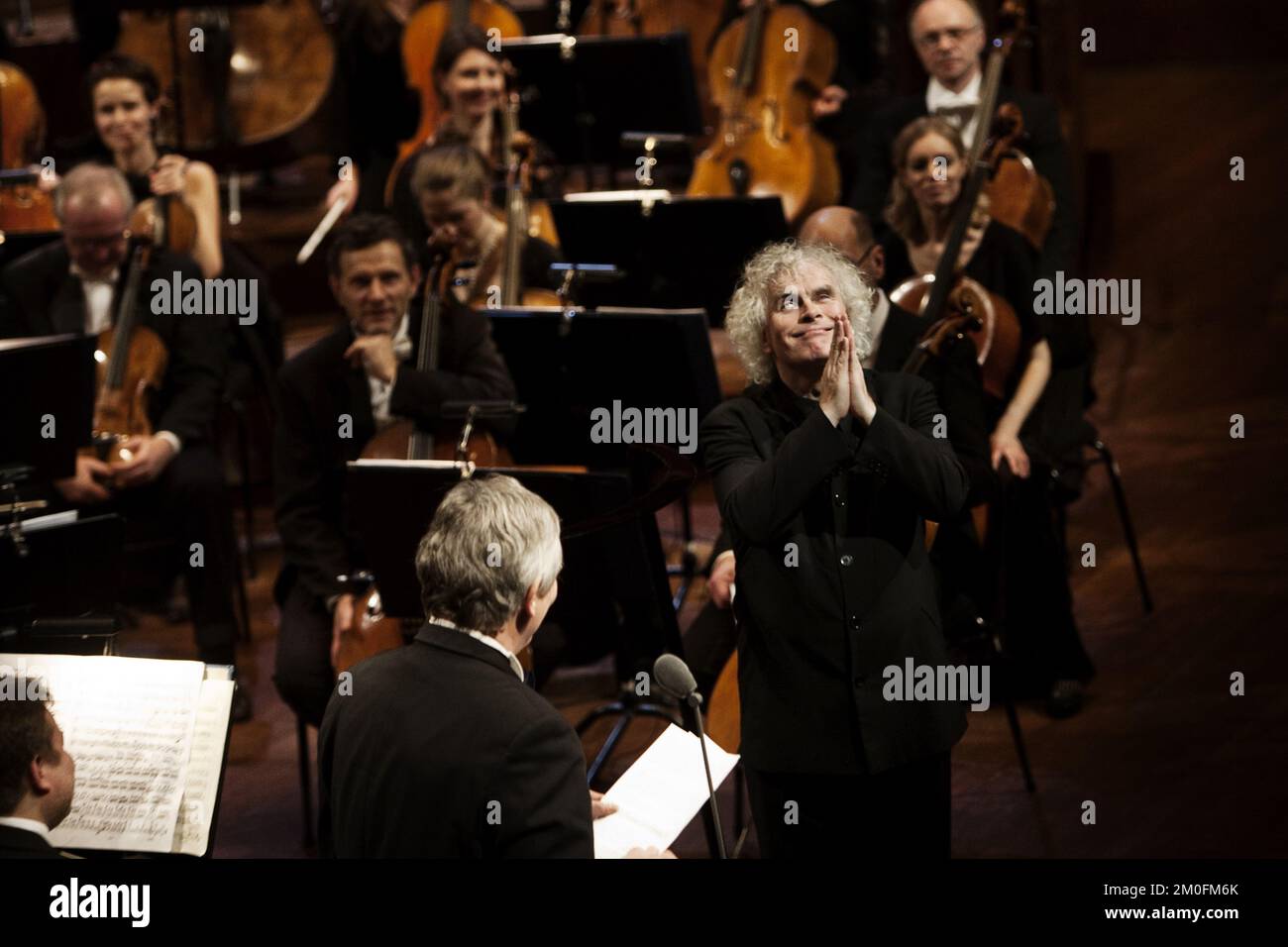 Il direttore d'orchestra britannico della Berliner Philharmonic, Sir Simon Rattle, riceve uno dei più grandi premi del mondo della musica danese, il Leonie Sonning Music Prize di 600,000 DKK, il sabato 01-02-13, nella sala concerti della televisione danese. FOTOGRAFO DITTE VALENTE / POLFOTO Foto Stock