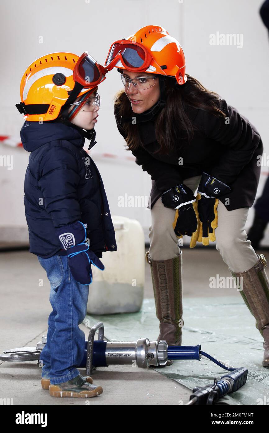 La principessa Maria di Danimarca visita l'Agenzia danese per la gestione delle emergenze di Haderslev con la sua famiglia, il Principe Joachim, il Principe Henrik, il Principe Nikolai e il Principe Felix il Sabato 09-03-2012. Hanno seguito dimostrazioni di attrezzature e veicoli e imparato alcune tecniche. FOTOGRAFO MICHAEL STUB/POLFOTO Foto Stock