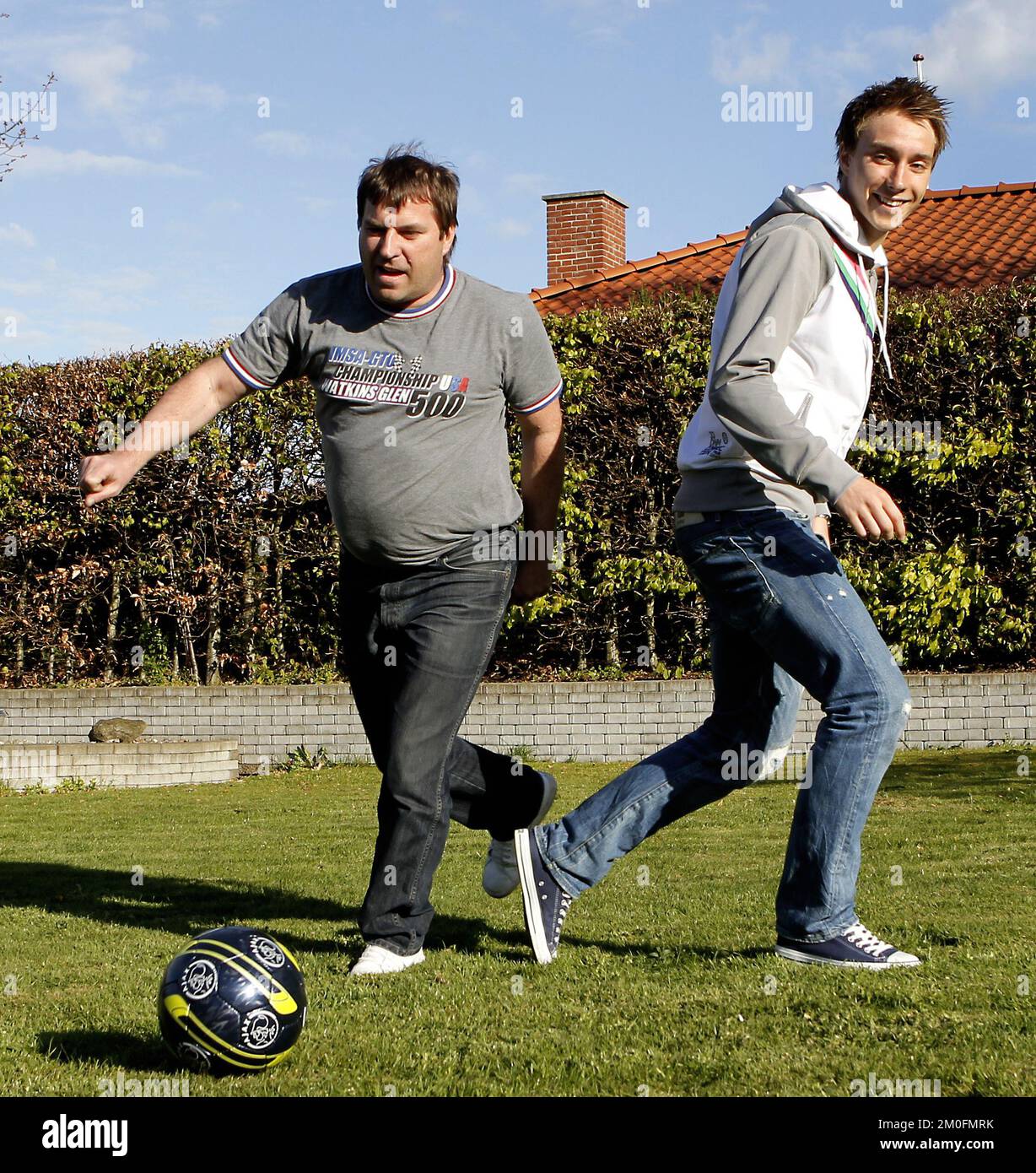Il giocatore nazionale Christian Eriksen gioca con il padre Thomas Eriksen nel loro giardino a Middelfart, Danimarca. Foto Stock