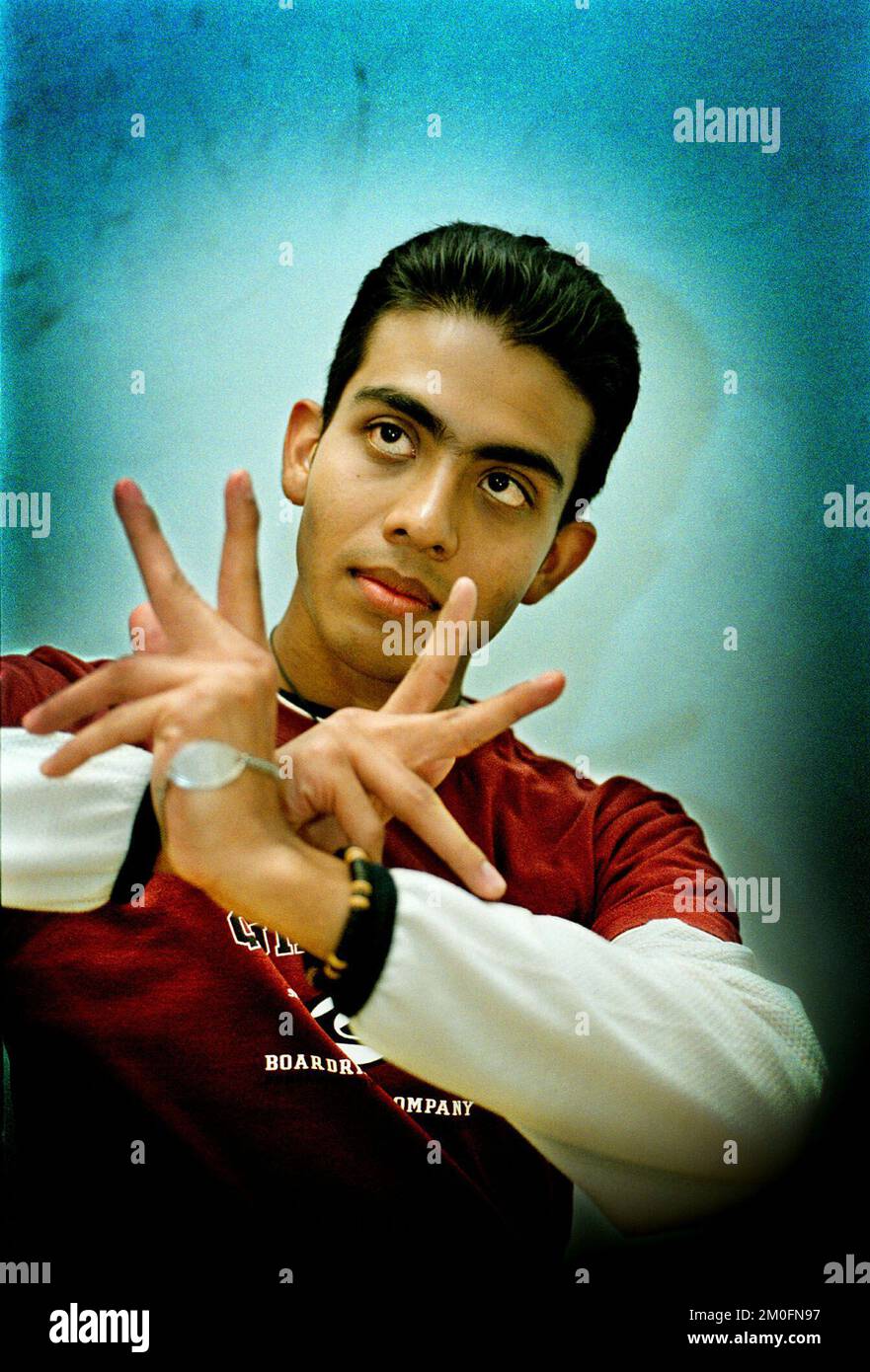 La danza Bollywood, la nuova tendenza calda in Inghilterra. Bollywood ha voluto spingere i suoi film in Europa e negli Stati Uniti di recente, soprattutto perché l'industria non ha fatto altrettanto in India negli ultimi tempi. Ai Pineapple Studios di Covent Garden tutti vogliono imparare la nuova danza. L'istruttore Ketan Nagar (20 anni) è uno studente IT durante il giorno e un istruttore di danza di notte. Foto Stock