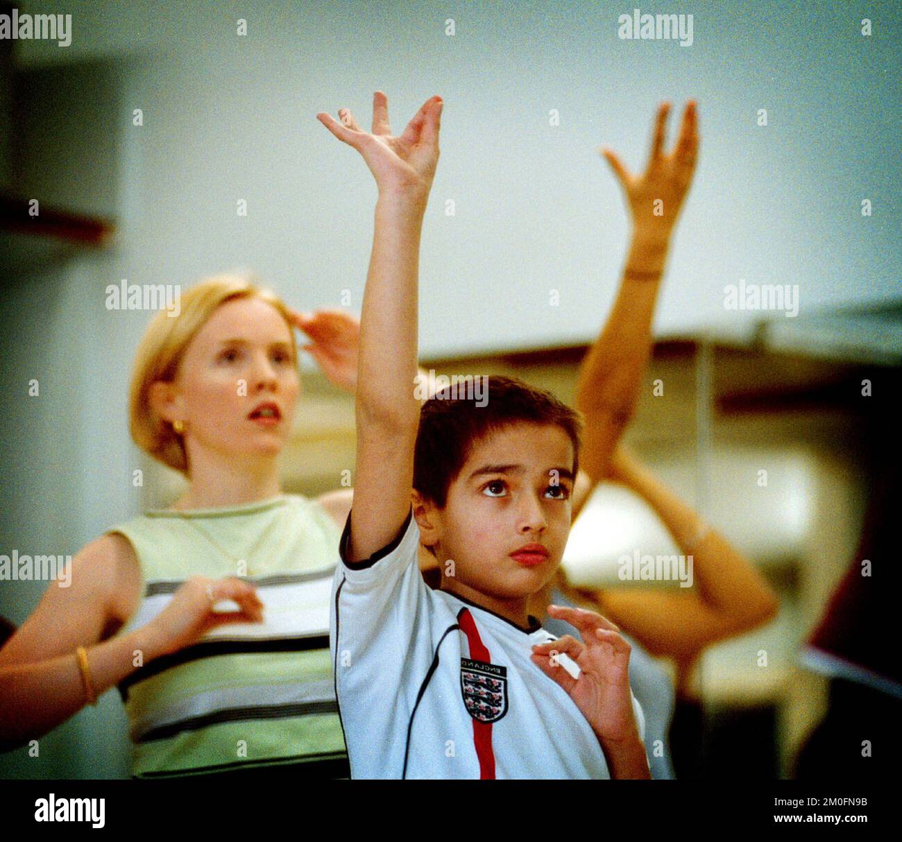 La danza Bollywood, la nuova tendenza calda in Inghilterra. Bollywood ha voluto spingere i suoi film in Europa e negli Stati Uniti di recente, soprattutto perché l'industria non ha fatto altrettanto in India negli ultimi tempi. Ai Pineapple Studios di Covent Garden tutti vogliono imparare la nuova danza. Foto Stock