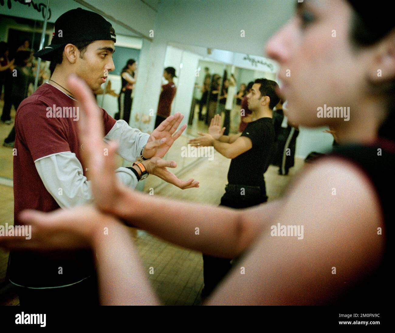 La danza Bollywood, la nuova tendenza calda in Inghilterra. Bollywood ha voluto spingere i suoi film in Europa e negli Stati Uniti di recente, soprattutto perché l'industria non ha fatto altrettanto in India negli ultimi tempi. Ai Pineapple Studios di Covent Garden tutti vogliono imparare la nuova danza. L'istruttore Ketan Nagar (20 anni) è uno studente IT durante il giorno e un istruttore di danza di notte. Foto Stock