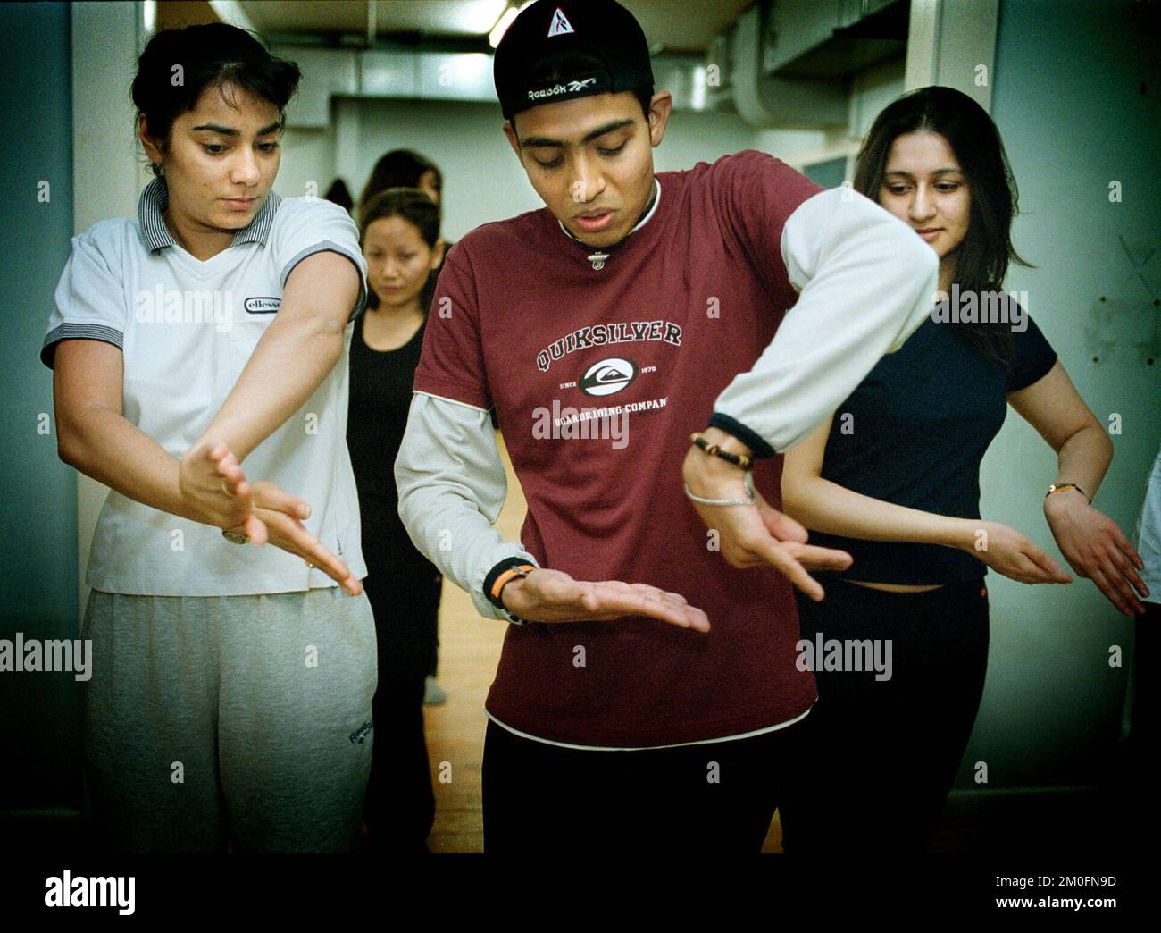 La danza Bollywood, la nuova tendenza calda in Inghilterra. Bollywood ha voluto spingere i suoi film in Europa e negli Stati Uniti di recente, soprattutto perché l'industria non ha fatto altrettanto in India negli ultimi tempi. Ai Pineapple Studios di Covent Garden tutti vogliono imparare la nuova danza. L'istruttore Ketan Nagar (20 anni) è uno studente IT durante il giorno e un istruttore di danza di notte. Foto Stock