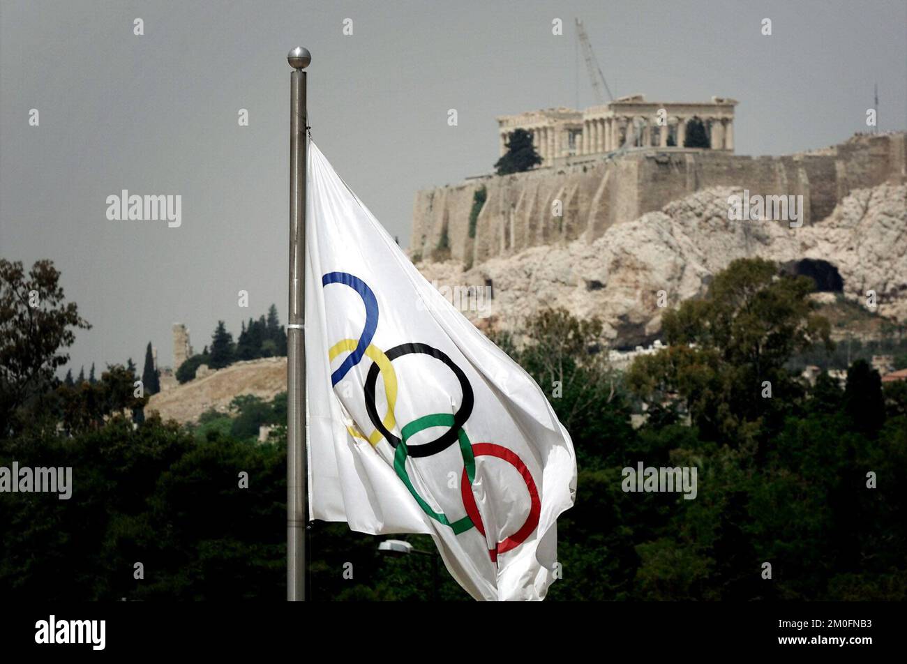 Nell'estate del 2004 tutti gli occhi saranno puntati su Atene in Grecia, dove la città ospiterà le Olimpiadi. Questa è la vista dell'Acropoli dal Vecchio Stadio Olimpico di Atene. Le prime Olimpiadi si sono svolte a Olympia nel 776 a.C. Bandiera olimpica. Foto Stock