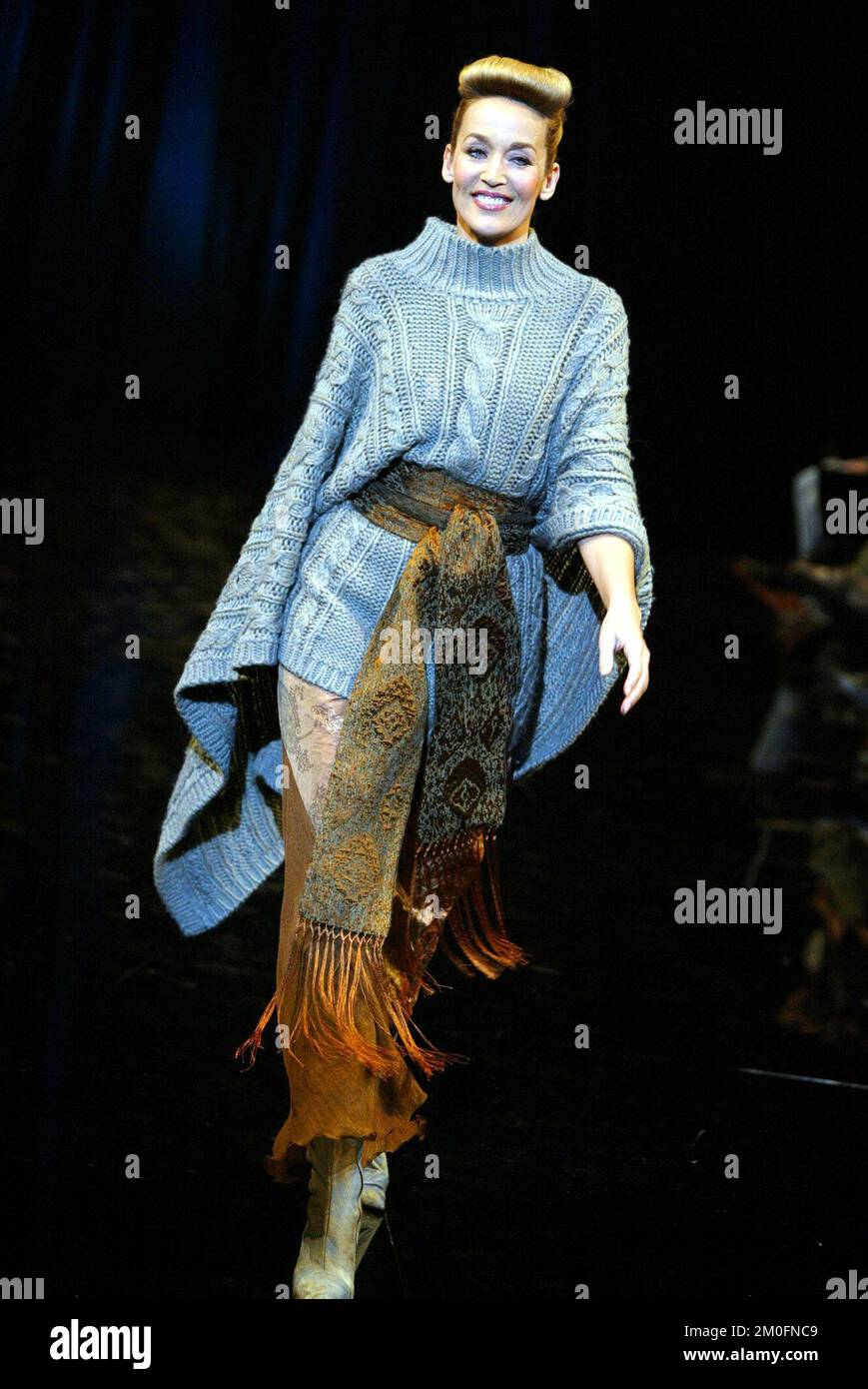 Jerry Hall, la bellezza texana di 47 anni, si esibisce in passerella per la settimana della moda danese per Sand, uno stilista danese. Foto Stock
