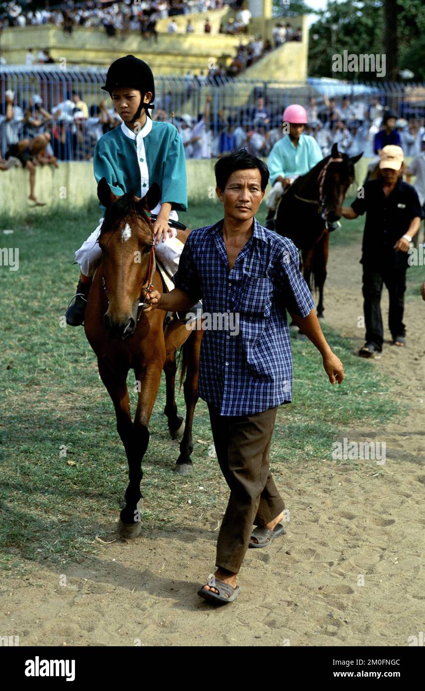 I fantini dei bambini si stanno preparando per la prossima corsa all'ippodromo di Phu Tho. Foto Stock