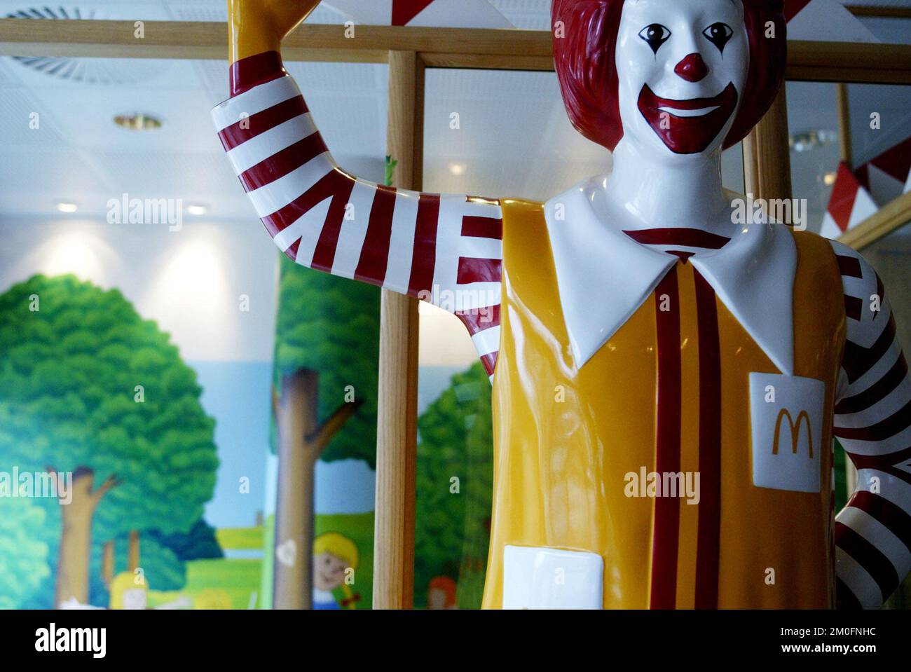 PA PHOTOS / POLFOTO - UK USE ONLY : Ronald McDonald in una giornata ordinaria al McDonalds di Copenhagen. Foto Stock