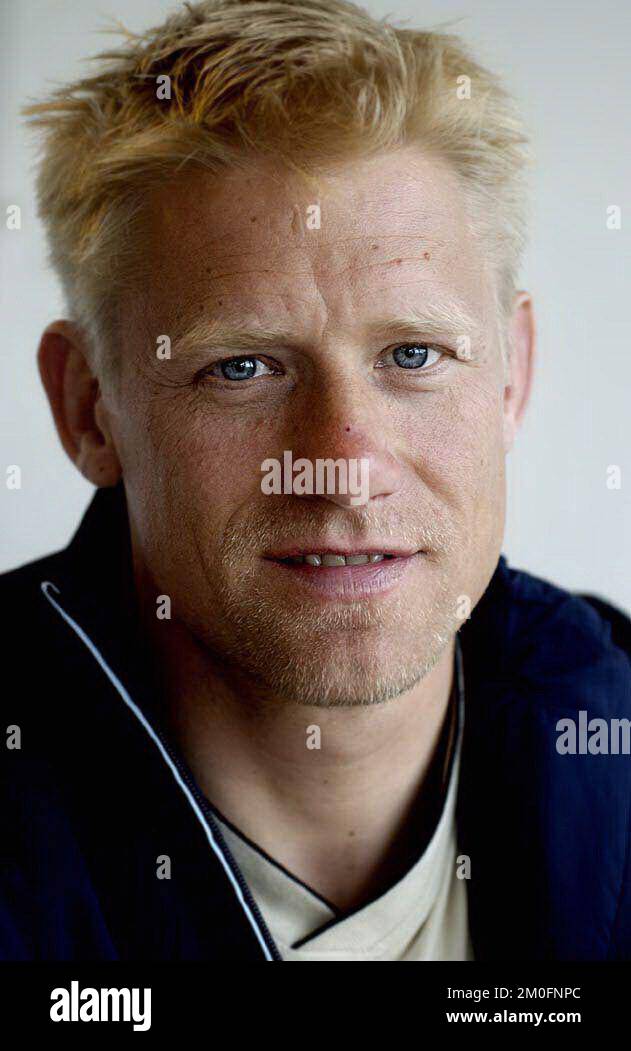 Il portiere danese Peter Schmeichel (39) ha giocato la sua ultima partita con il Manchester City il 5/11/03. "Giocare a calcio da 20 anni era la mia vita ed è difficile accettare che alle 16:50 del Maine Road suonerà il fischio finale”. * Il manager del Manchester City Kevin Keegan ha detto "hai visto il miglior portiere che la Premier League abbia mai conosciuto". Foto Stock