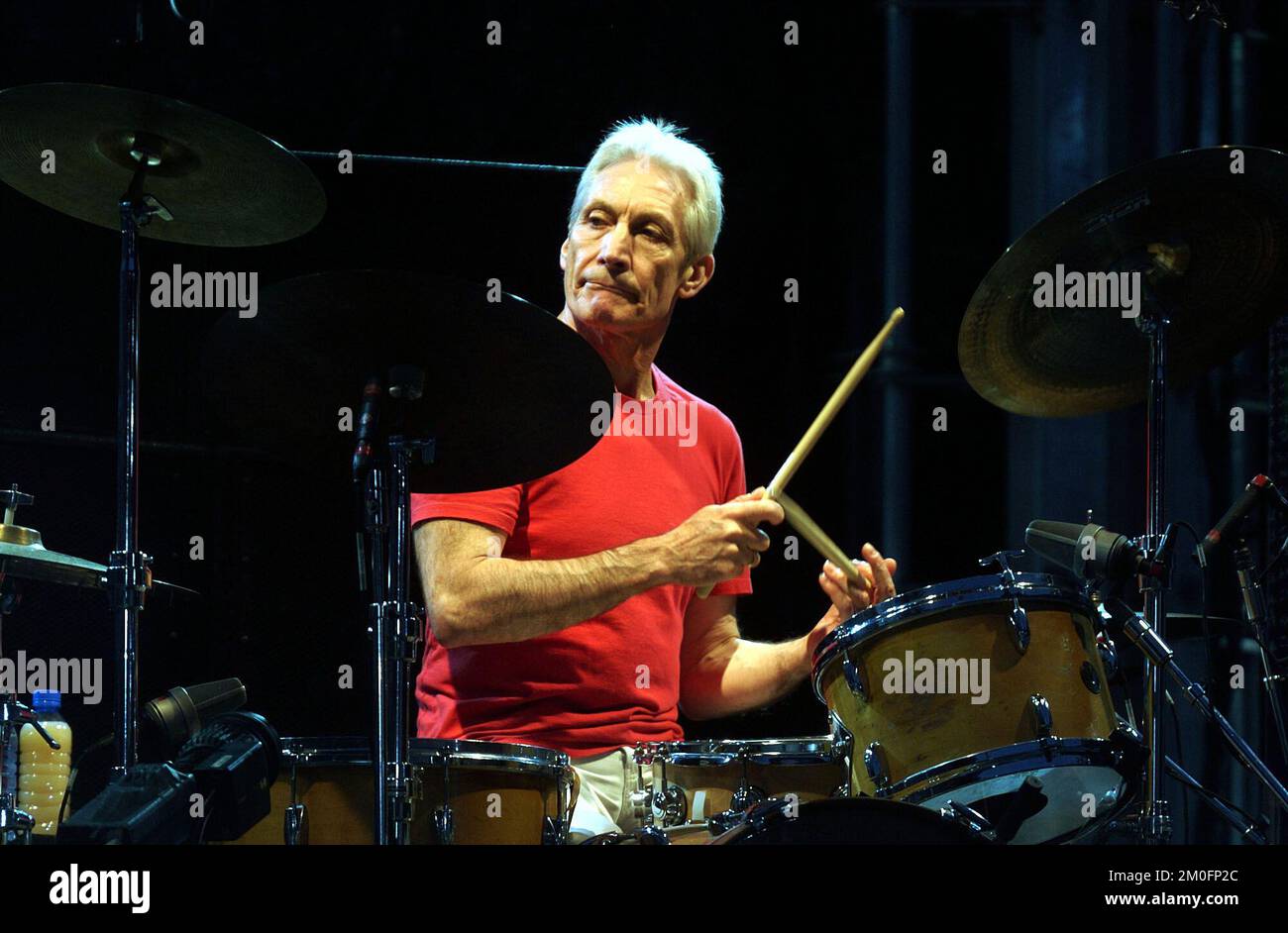 Il batterista Charlie Watts si esibisce sul palco durante il concerto dei Rolling Stones a Copenaghen, Danimarca. Foto Stock