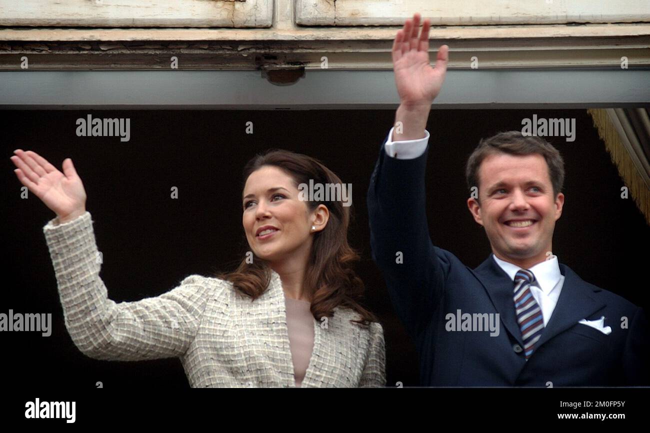 L'ingaggio reale tra il principe ereditario di HRH Frederik e Mary Donaldson. Questa è la prima foto di loro insieme da quando l'impegno è stato ufficiale. La coppia felice sta sventolando alla folla dal balcone del Palazzo di Amalienborg. Foto Stock