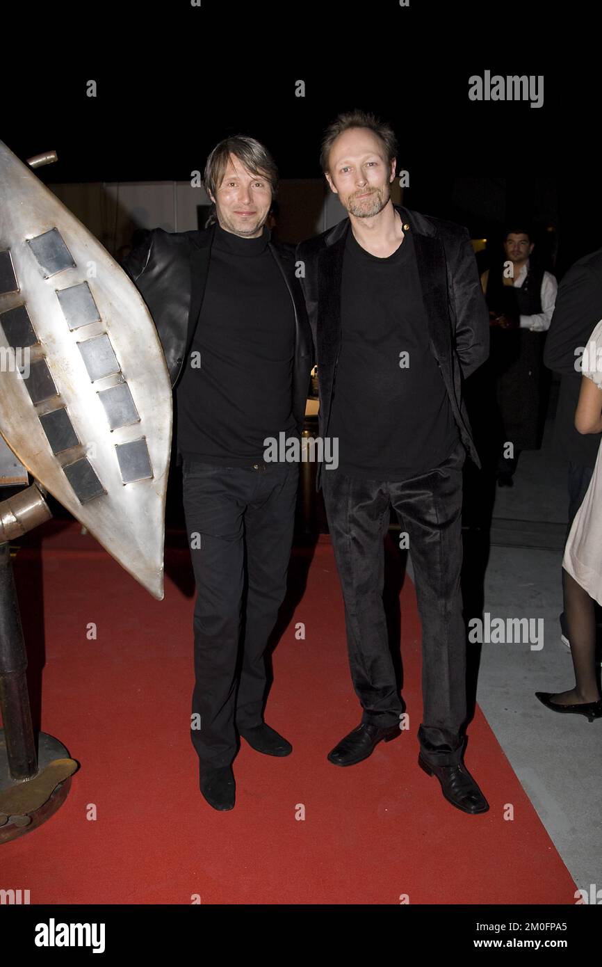 L'attore danese Mads Mikkelsen (a sinistra) e suo fratello Lars Mikklesen  agli Zulu Awards Foto stock - Alamy