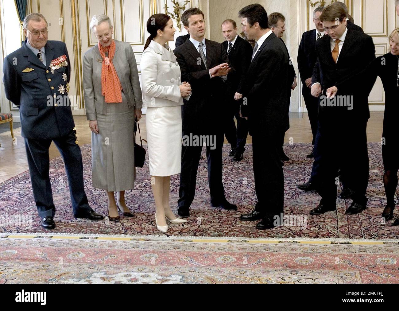 Il principe Henrik e la regina Margrethe stanno studiando il bellissimo tappeto tessuto a mano dall'Iran, mentre Maria e Frederik parlano con il ministro di Stato Anders Fogh Rasmussen. Il governo danese ha presentato il proprio regalo di nozze ufficiale, un tappeto tessuto a mano da Tabriz in Iran al principe ereditario Frederik e alla futura principessa ereditaria Maria in una cerimonia tenutasi al castello di Amalienborg. Foto Stock