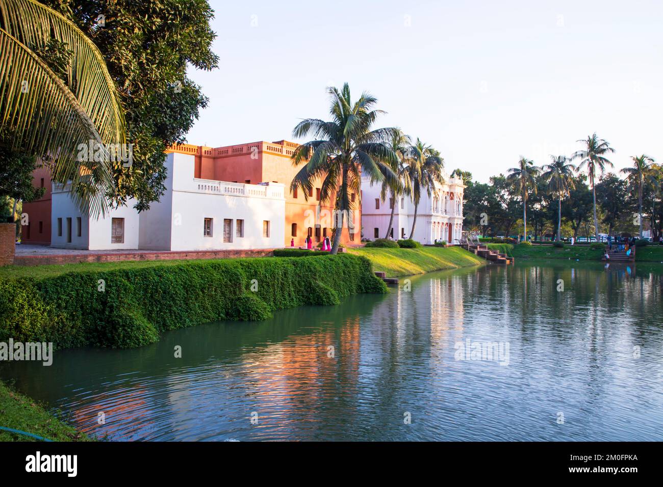 Edificio storico casa zamindar e lago 'Folk Art & Craft Foundation' sonar gaon museo luogo turistico sonar gaon, Narayangonj-Bangladesh Foto Stock