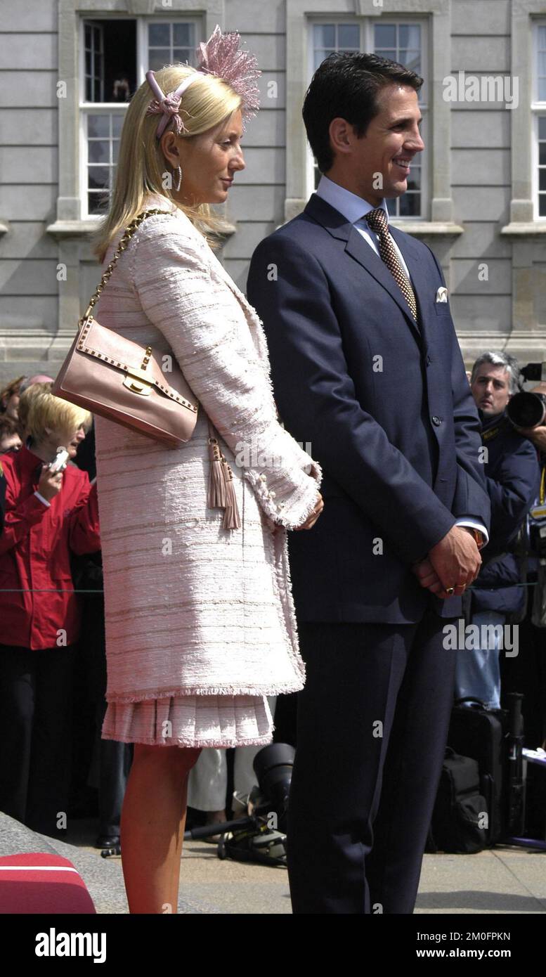 Il principe ereditario Pavlos e Marie-Chantal arrivano per un ricevimento al palazzo di Christiansborg, dove la signorina Mary Donaldson e il principe ereditario danese Frederik hanno ricevuto e incontrato i rappresentanti del Parlamento danese. Foto Stock