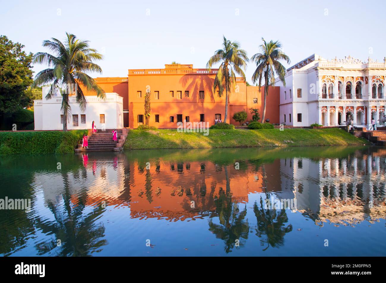 Edificio storico casa zamindar e lago 'Folk Art & Craft Foundation' sonar gaon museo luogo turistico sonar gaon, Narayangonj-Bangladesh Foto Stock