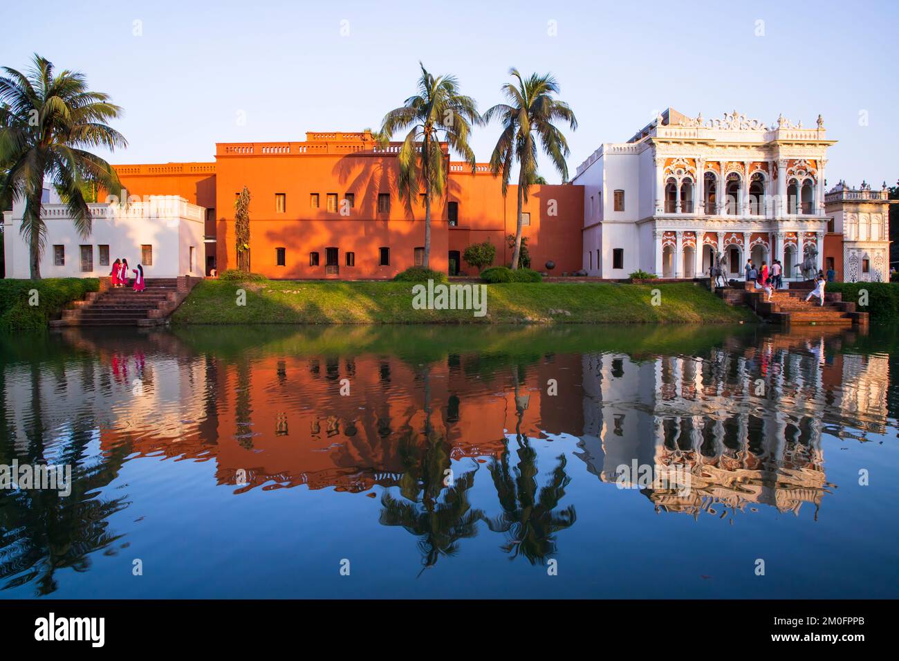 Edificio storico casa zamindar e lago 'Folk Art & Craft Foundation' sonar gaon museo luogo turistico sonar gaon, Narayangonj-Bangladesh Foto Stock