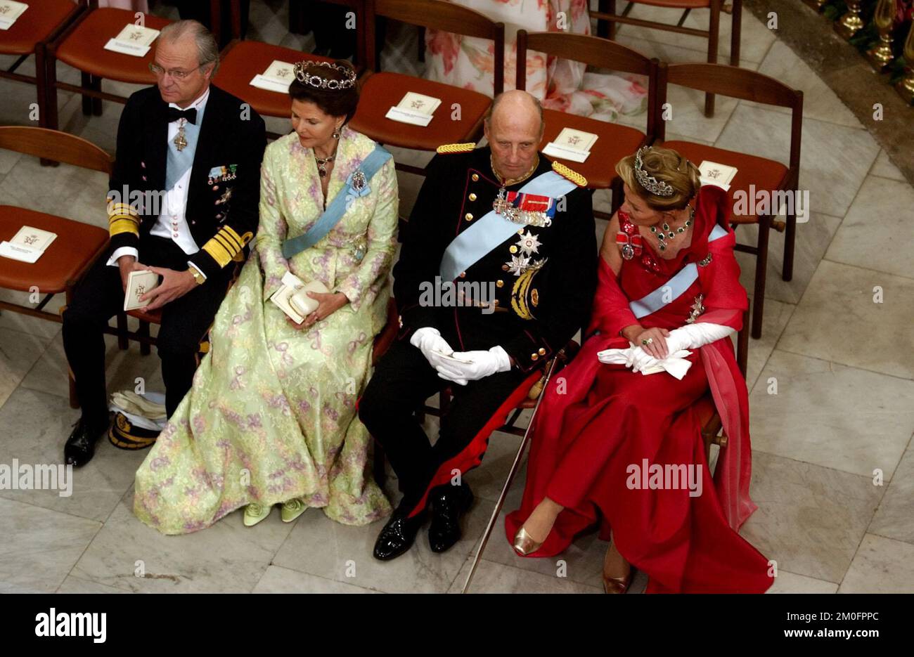 Da sinistra: Il re Carl Gustav di Svezia e la regina Silvia, il re Harald di Norvegia e la regina Sonja alle nozze del principe ereditario danese e della signorina Mary Elizabeth Donaldson nella cattedrale di Copenaghen, la chiesa di nostra Signora. Foto Stock