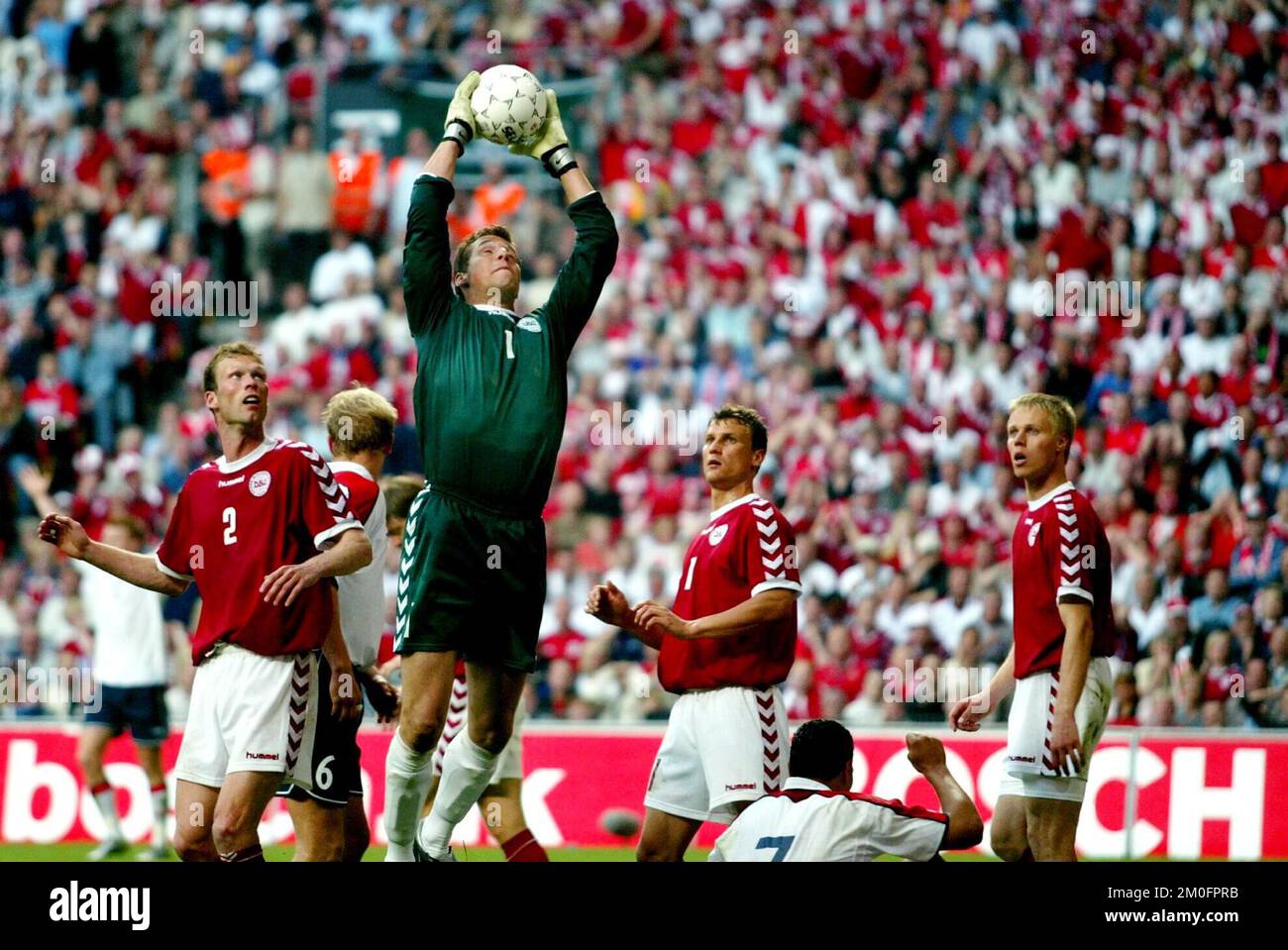 Il portiere danese Thomas Sorensen cattura la palla sotto gli occhi vigili di Morten Wieghorst di Brondby (a sinistra), Ebbe Sand di Schalke 04 e Martin Laursen (a destra) di Milano, durante la loro partita di qualificazione Euro 2004 contro Norwway. Foto Stock