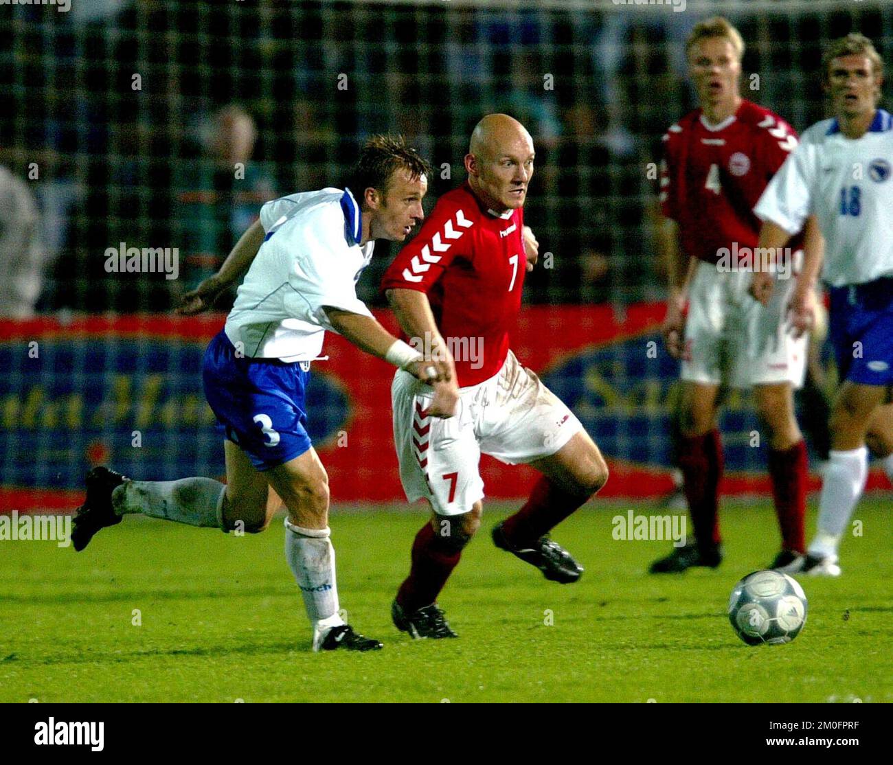 Il giocatore danese Thomas Gravesen di Everton (centro) in azione durante la loro partita di qualificazione Euro 2004 contro la Bosnia Erzegovina a Sarajevo. Foto Stock