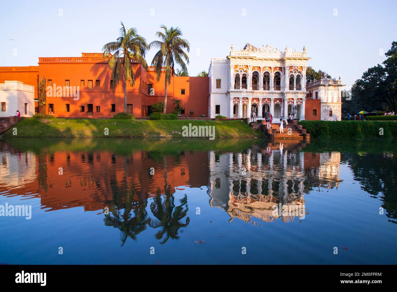 Edificio storico casa zamindar e lago 'Folk Art & Craft Foundation' sonar gaon museo luogo turistico sonar gaon, Narayangonj-Bangladesh Foto Stock