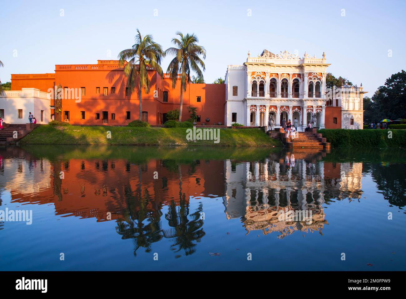 Edificio storico casa zamindar e lago 'Folk Art & Craft Foundation' sonar gaon museo luogo turistico sonar gaon, Narayangonj-Bangladesh Foto Stock