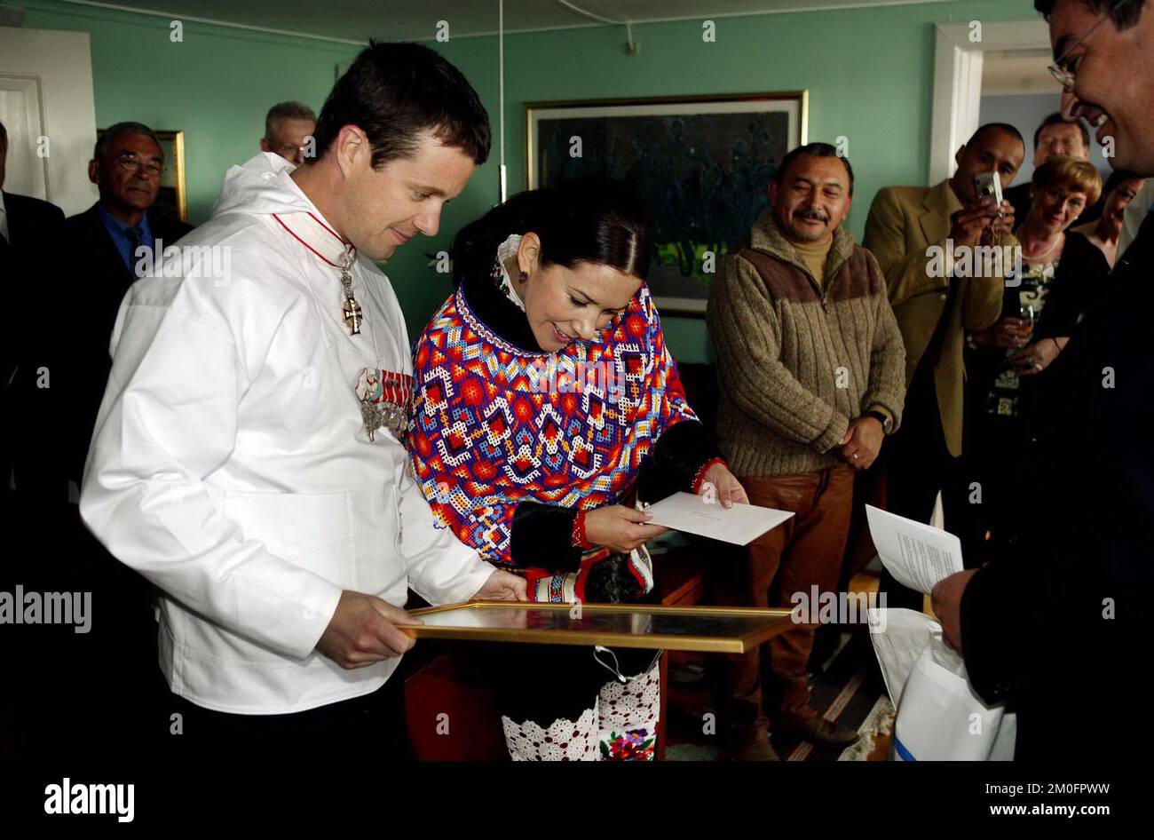 Il principe ereditario danese Frederik e la principessa ereditaria Maria. Essi sono presentati con i doni del popolo groenlandese in relazione al loro matrimonio nella casa dell'ombudsman a Nuuk. Indossano costumi nazionali groenlandesi e visiteranno la Groenlandia per le prossime 2 settimane e celebreranno il 25th° anniversario del governo grenlandese. Foto Stock