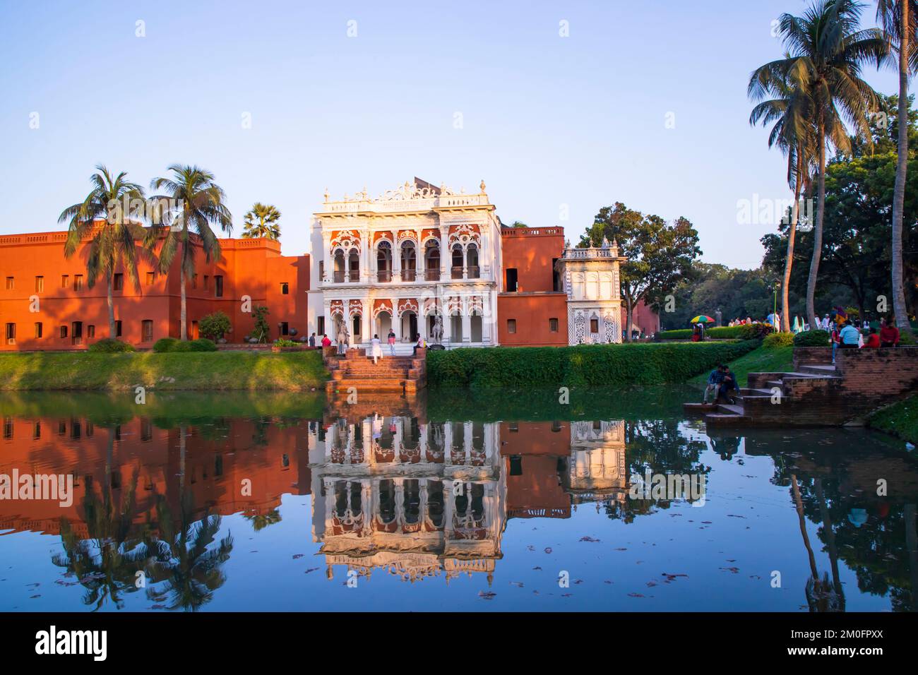 Edificio storico casa zamindar e lago 'Folk Art & Craft Foundation' sonar gaon museo luogo turistico sonar gaon, Narayangonj-Bangladesh Foto Stock